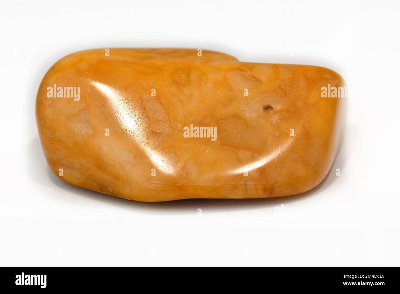 Makro hat ein Farbfoto von einem polierten „Gelben Jasper“, einem halbwertvollen Kristallheilungsstein, aufgenommen Stockfoto