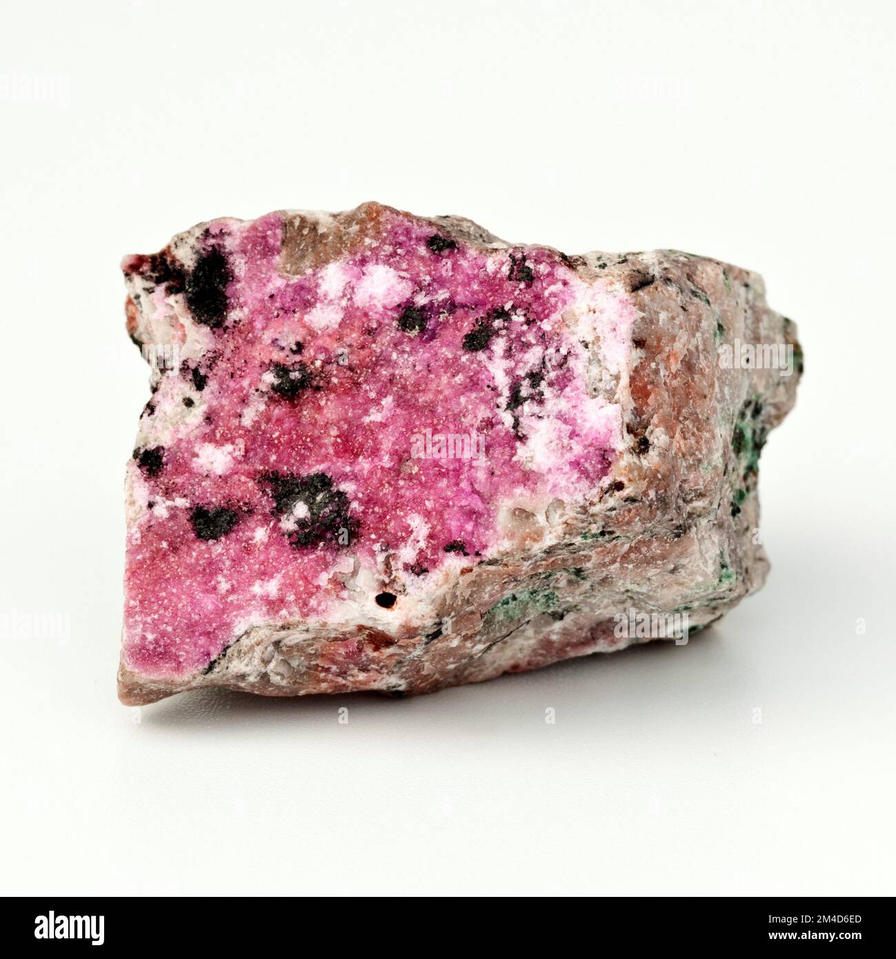 Makro-Nahbild-Farbfoto von "Coboltoan Calcite", einem Halbedelsteinstein, der in der Kristallheilungstherapie verwendet wird. Mineralname Calcite-Gruppe Stockfoto