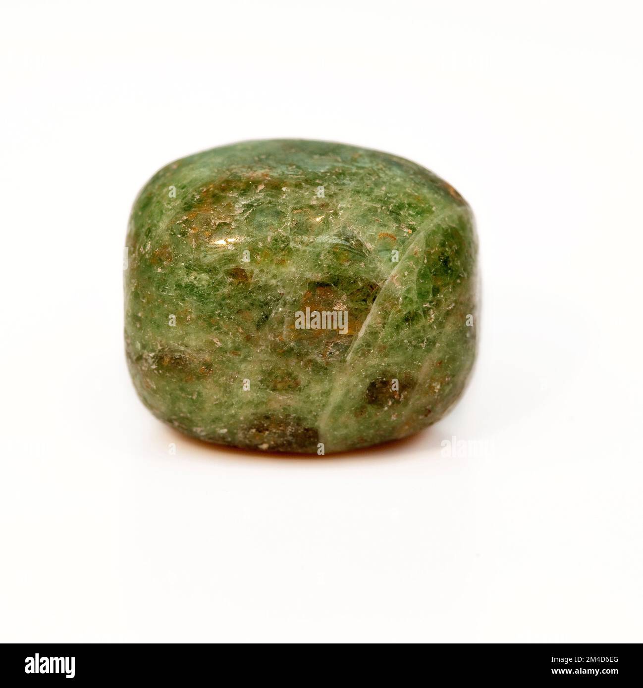 Makro-Nahbild-Farbfoto von "Indian Emerald", einem Halbedelsteinstein, der in der Kristallheilungstherapie verwendet wird. Mineral Name Quartz oder Chalced Stockfoto