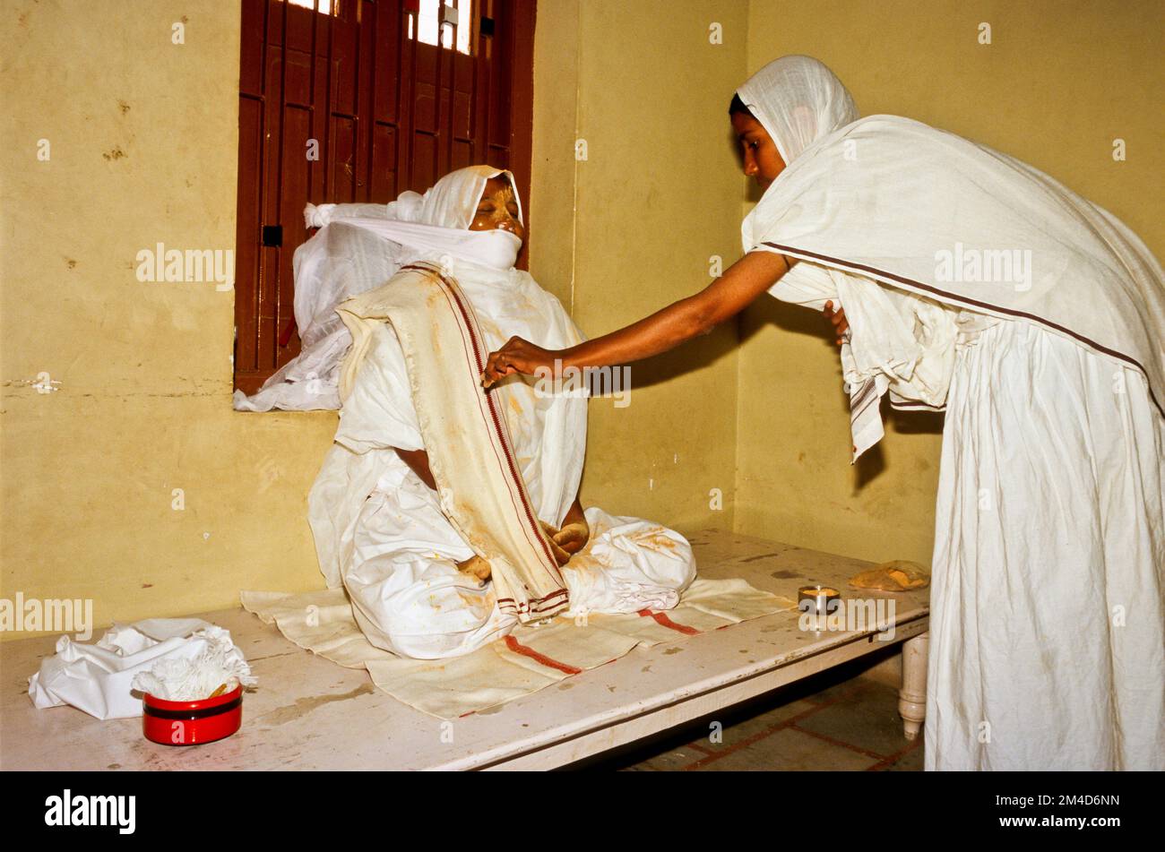 Sie Jain-Nonne Verlegung in Staat Abschied in ihr Zimmer zu bieten. Stockfoto
