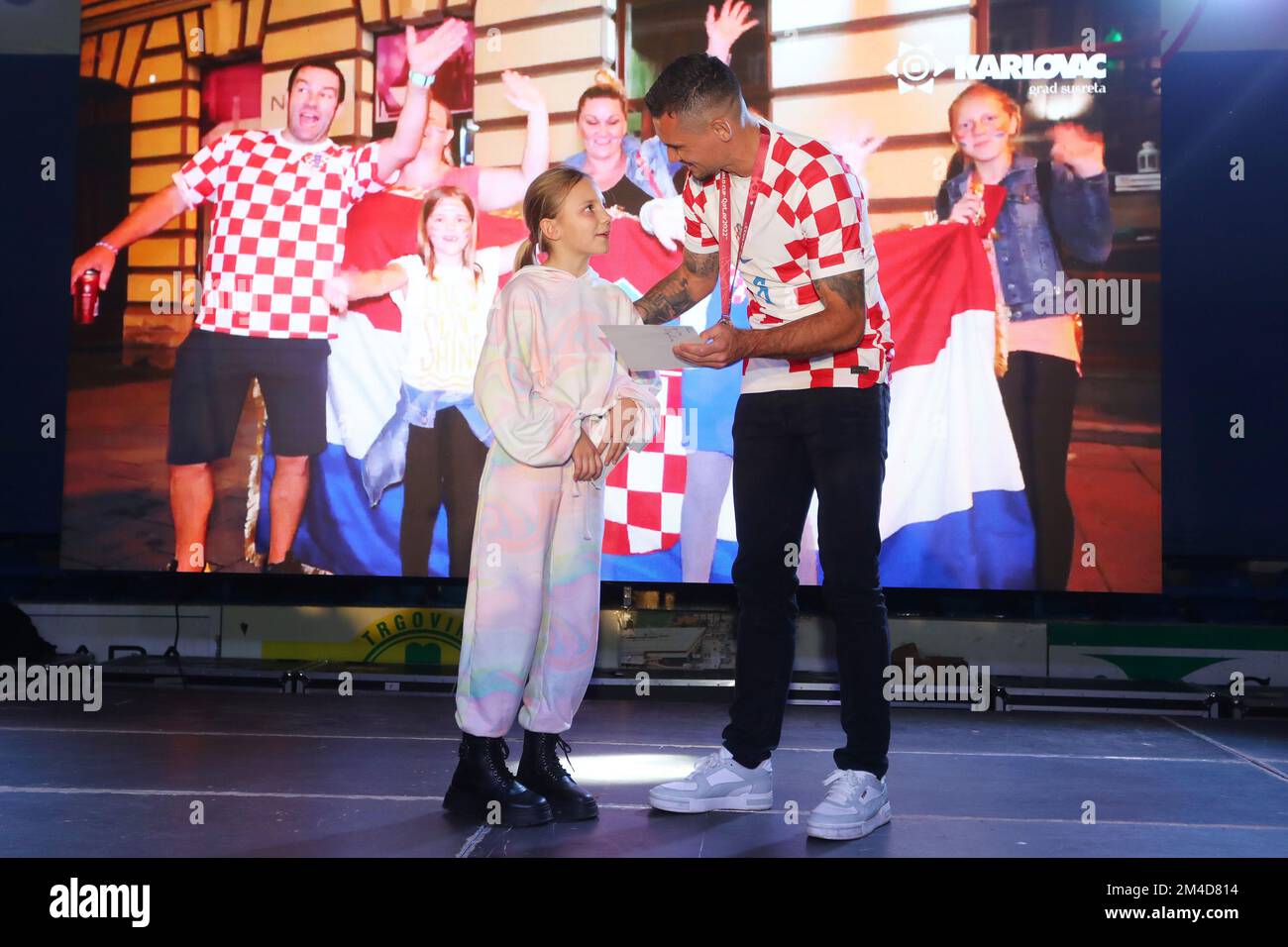 Begrüßungszeremonie für den kroatischen Nationalmannschaftsspieler Dejan Lovren, nachdem Kroatien bei der FIFA Weltmeisterschaft 2022 in Katar die Bronzemedaille gewonnen hat; in Karlovac; Kroatien; Foto: Kristina Stedul Fabac/PIXSELL Stockfoto