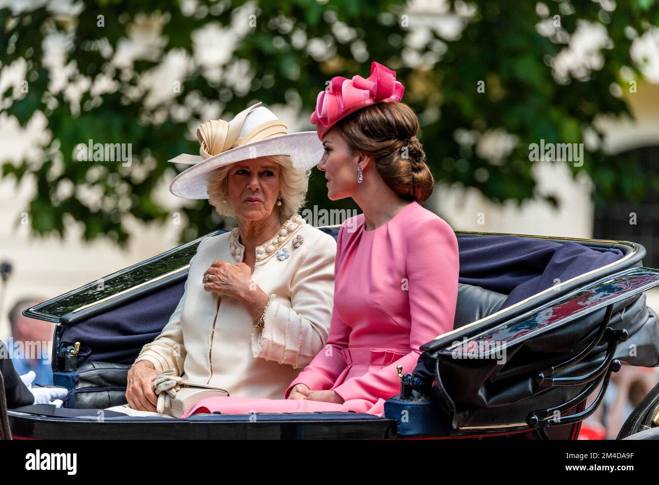 Herzoginnen von Cambridge und Cornwall bei Trooping the Colour 2017, The Mall, London. Catherine Middleton und Camilla Parker-Bowles im Gespräch Stockfoto