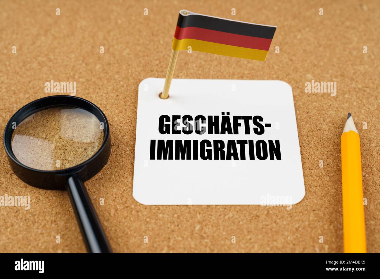 Auf dem Tisch liegt die deutsche Flagge, ein Bleistift, eine Lupe und