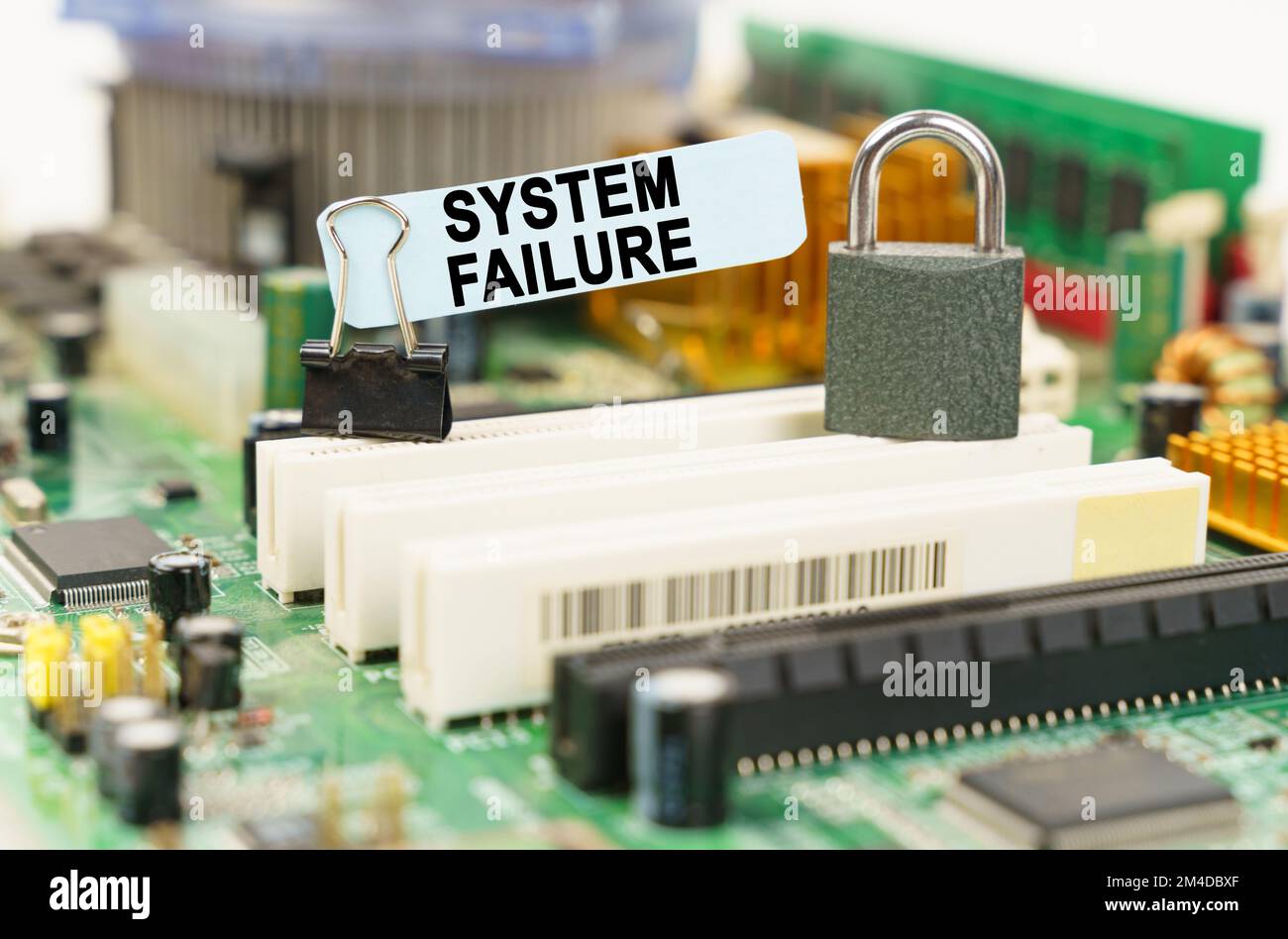 Computersicherheitskonzept. Auf der Hauptplatine befindet sich ein Aufkleber mit der Aufschrift „Systemfehler“ Stockfoto