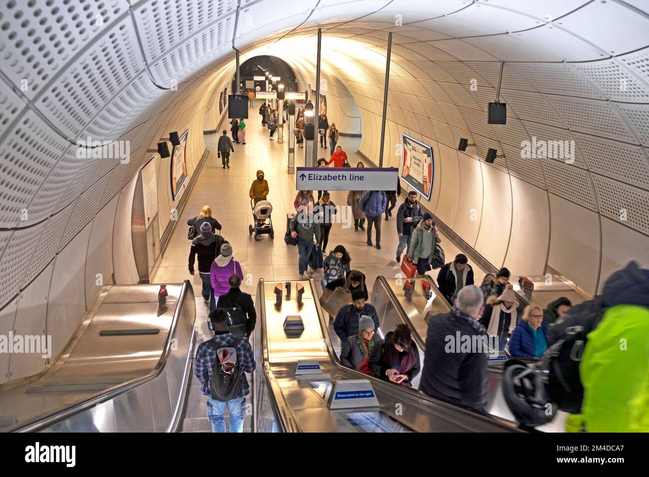 Die Leute pendeln Touristen, die auf einer Rolltreppe im Tunnel der neuen Elizabeth Line U-Bahnstation in Farringdon London UK KATHY DEWITT fahren Stockfoto