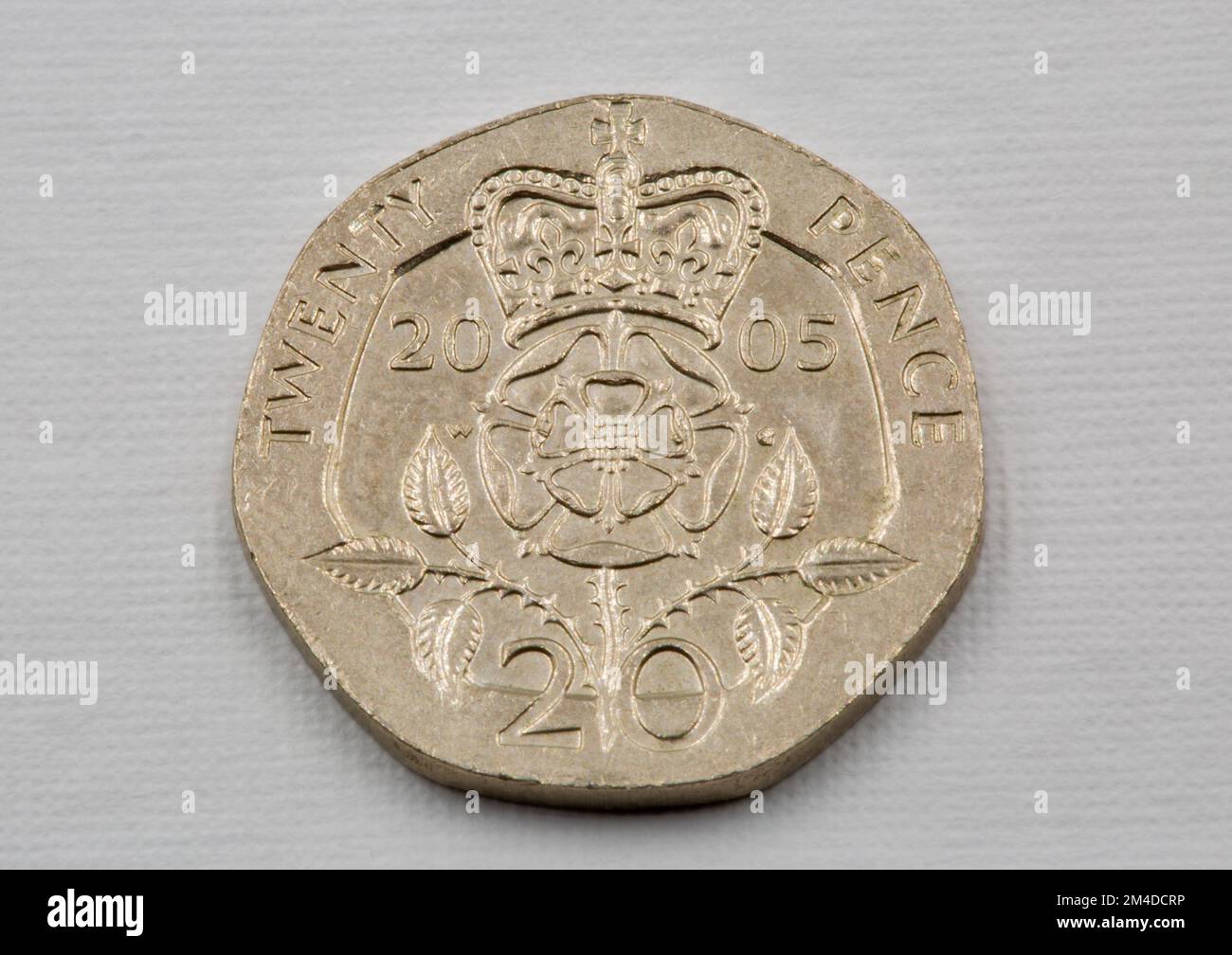 Der Alte benutzte britische 20-Pence-Münze, 2005 Nahaufnahme gegen Weiß. Stockfoto