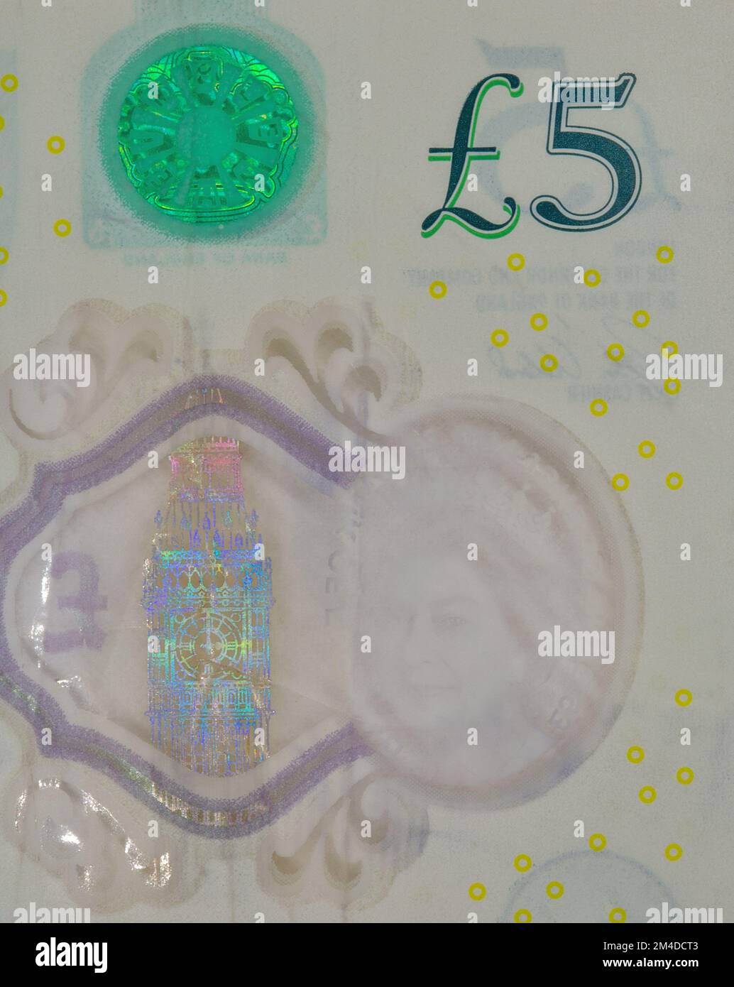 Britisches 5 Pfund Pfund Sterling Banknotenfragment auf weiß. Stockfoto
