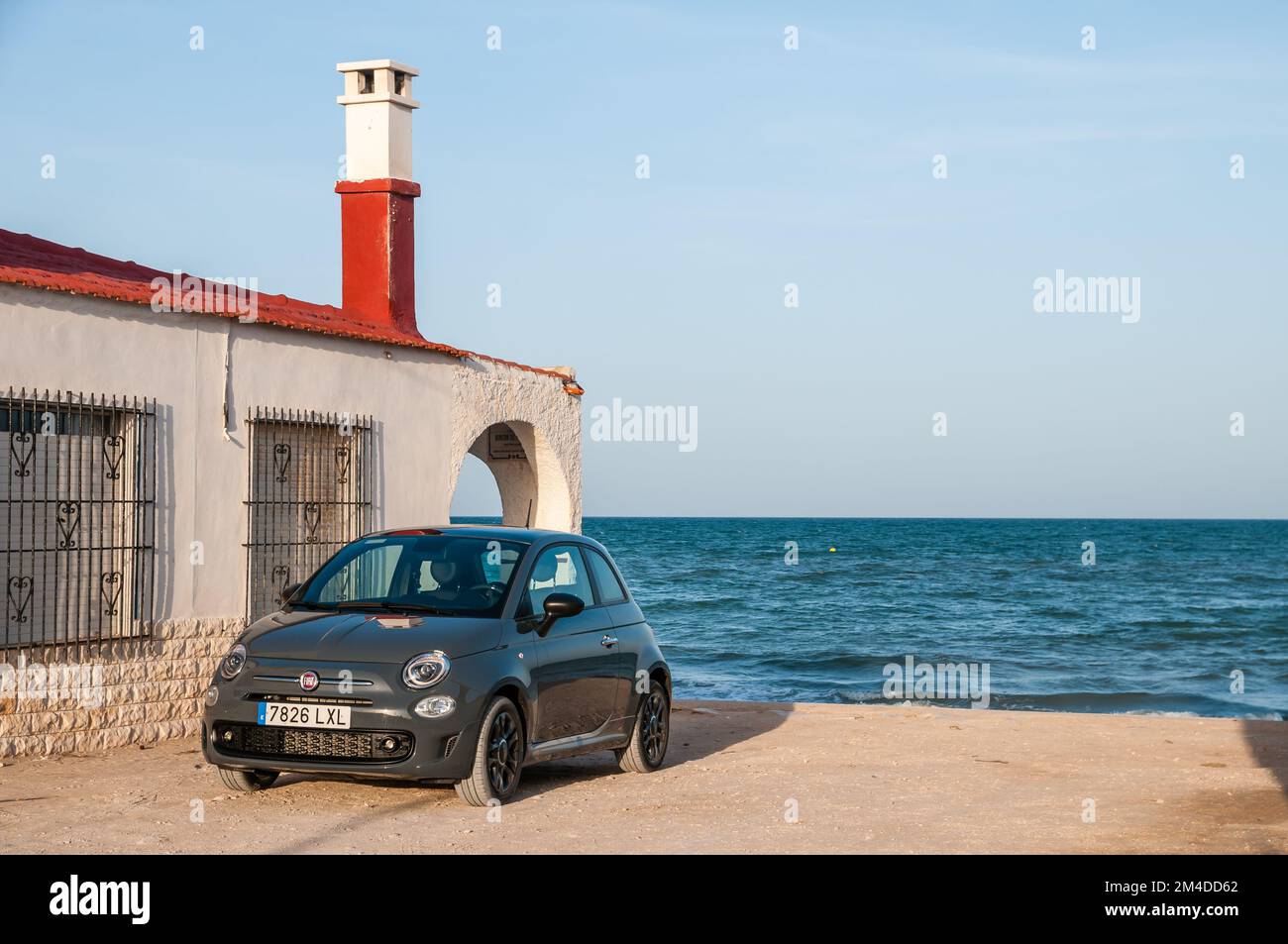 Fiat 500 parkt in der Nähe von Pinet Beach, Playa el Pinet, Elche, Spanien Stockfoto