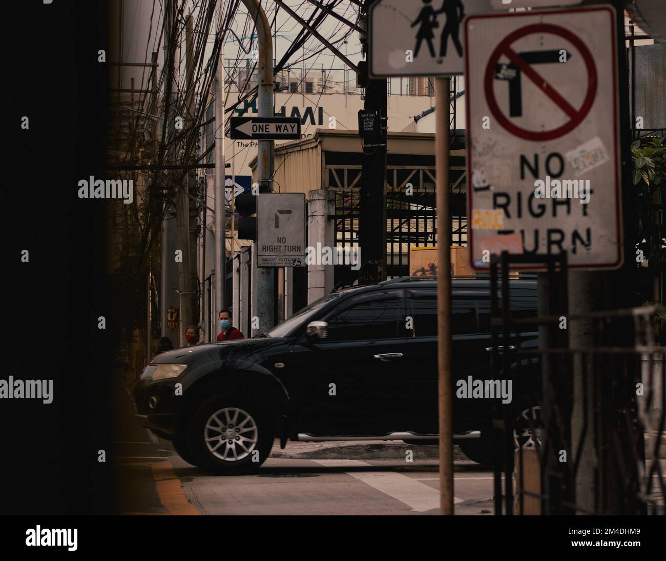 Der schwarze Toyota Fortuner auf der Straße Stockfoto