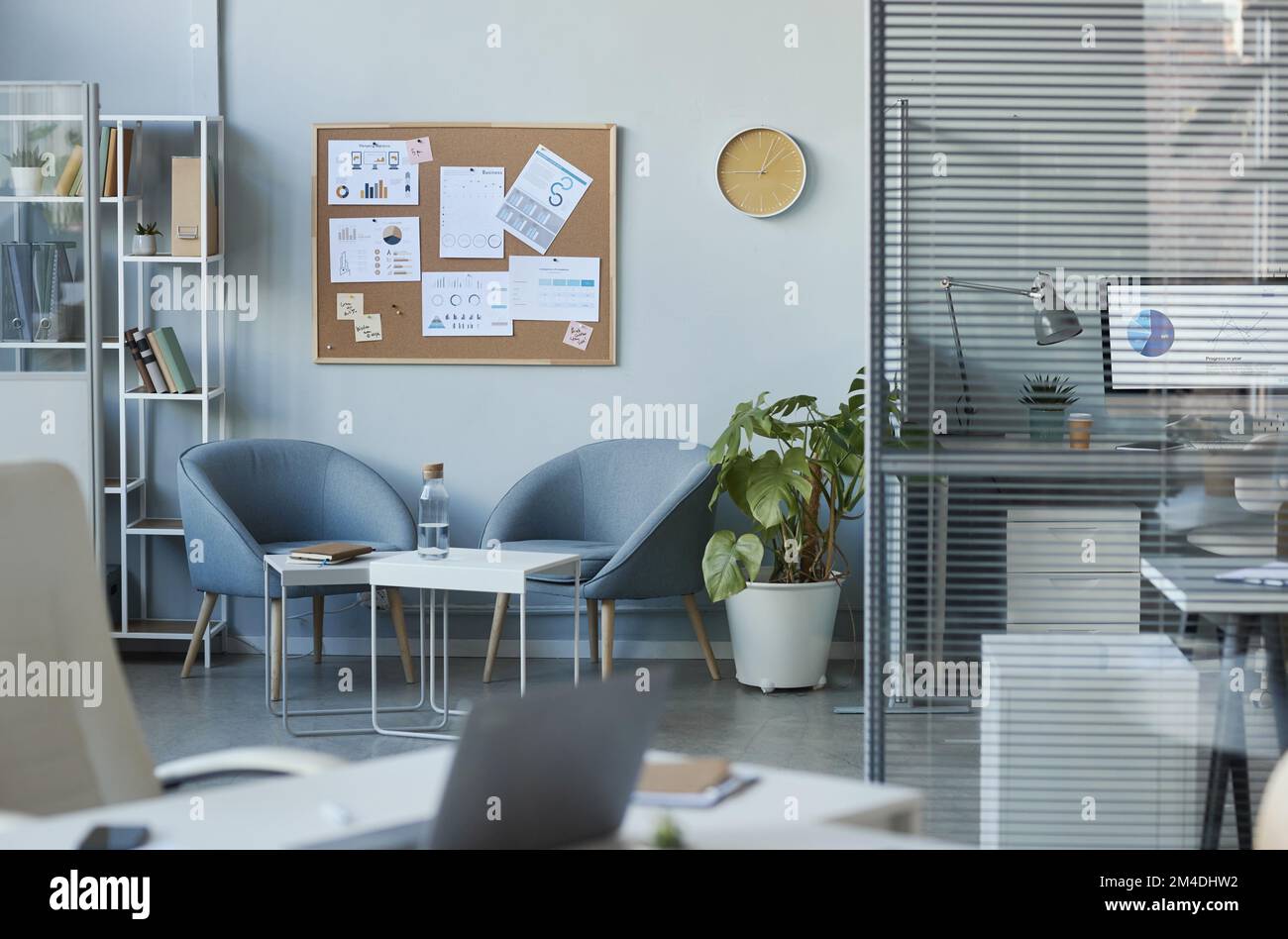 Hintergrundbild: Wartebereich mit Couchtisch im Bürobereich, Kopierbereich Stockfoto