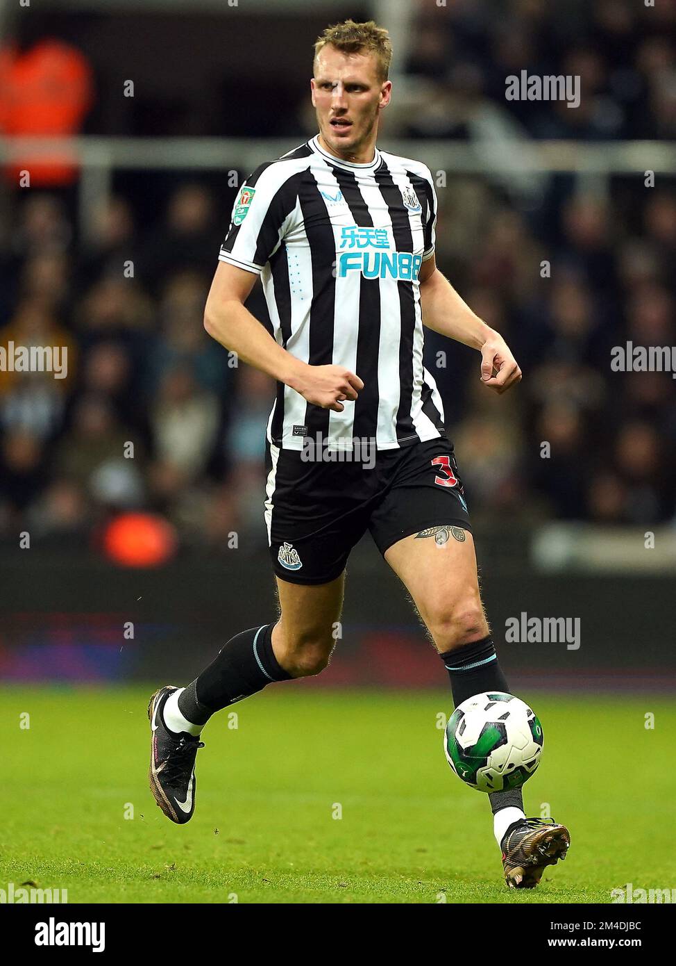 Dan Burn von Newcastle United in Aktion beim Carabao Cup-Spiel in der vierten Runde in St. James' Park, Newcastle-upon-Tyne. Foto: Dienstag, 20. Dezember 2022. Stockfoto