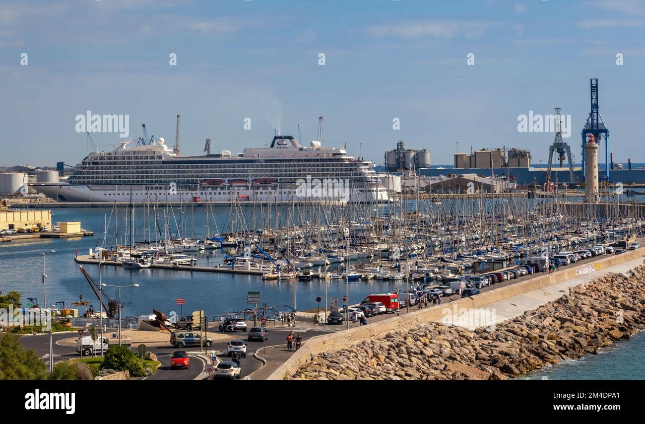 Frankreich, Sete, Alter Hafen, Yachthafen, Viking Sky Kreuzfahrtschiff Stockfoto