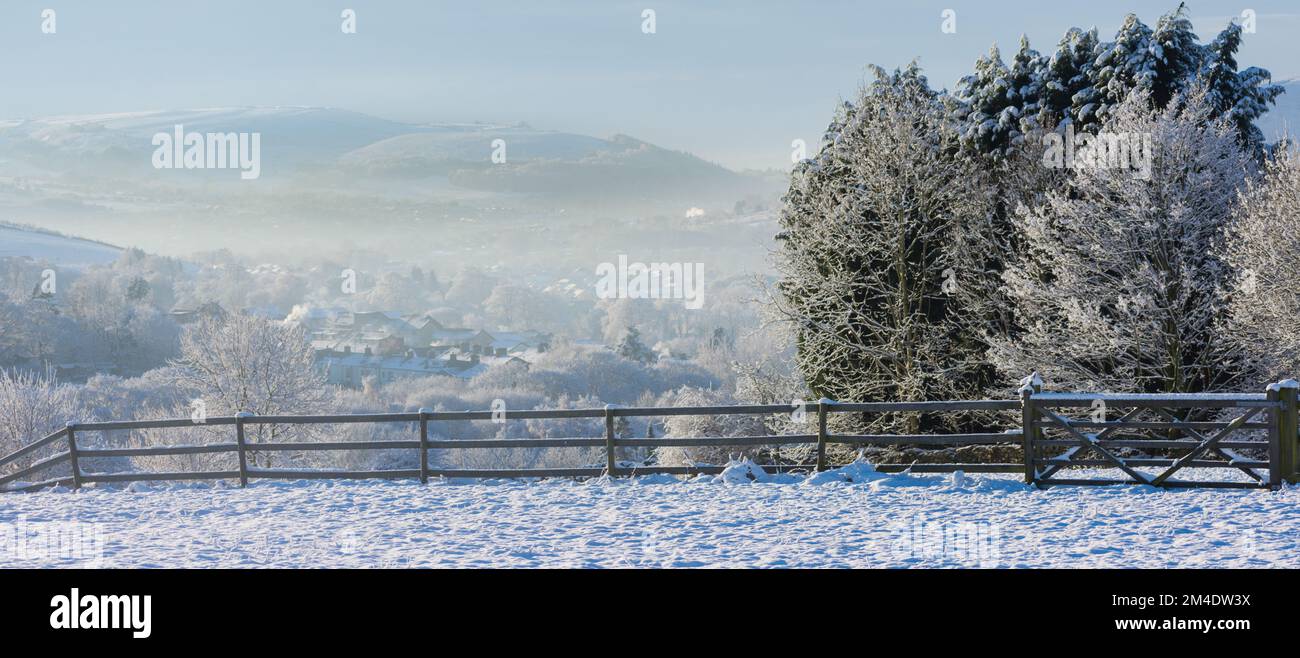 Blick auf das Wintertal von Rossendale Lancashire mit Schnee auf dem Boden und Bäumen und Winterhimmel über niemandem Stockfoto