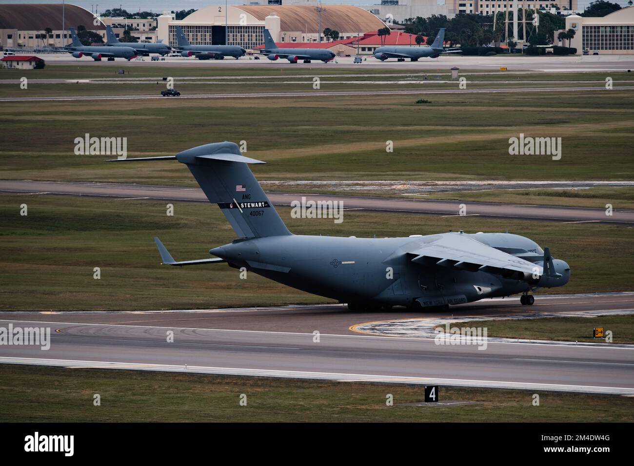 Ein C-17 Globemaster III-Flugzeug, das dem 105. Airlift Wing, Stewart Air National Guard Base, New York, zugewiesen wurde, Taxis auf der Fluglinie am MacDill Air Force Base, Florida, 16. Dezember 2022. Air Mobility Command nutzt die C-17 für die Fähigkeit, schnell Fracht zu transportieren und die weltweiten Anforderungen des Verteidigungsministeriums an die Luftmobilität zu erfüllen. (USA „Air Force Senior Airman Joshua Hastings“) Stockfoto