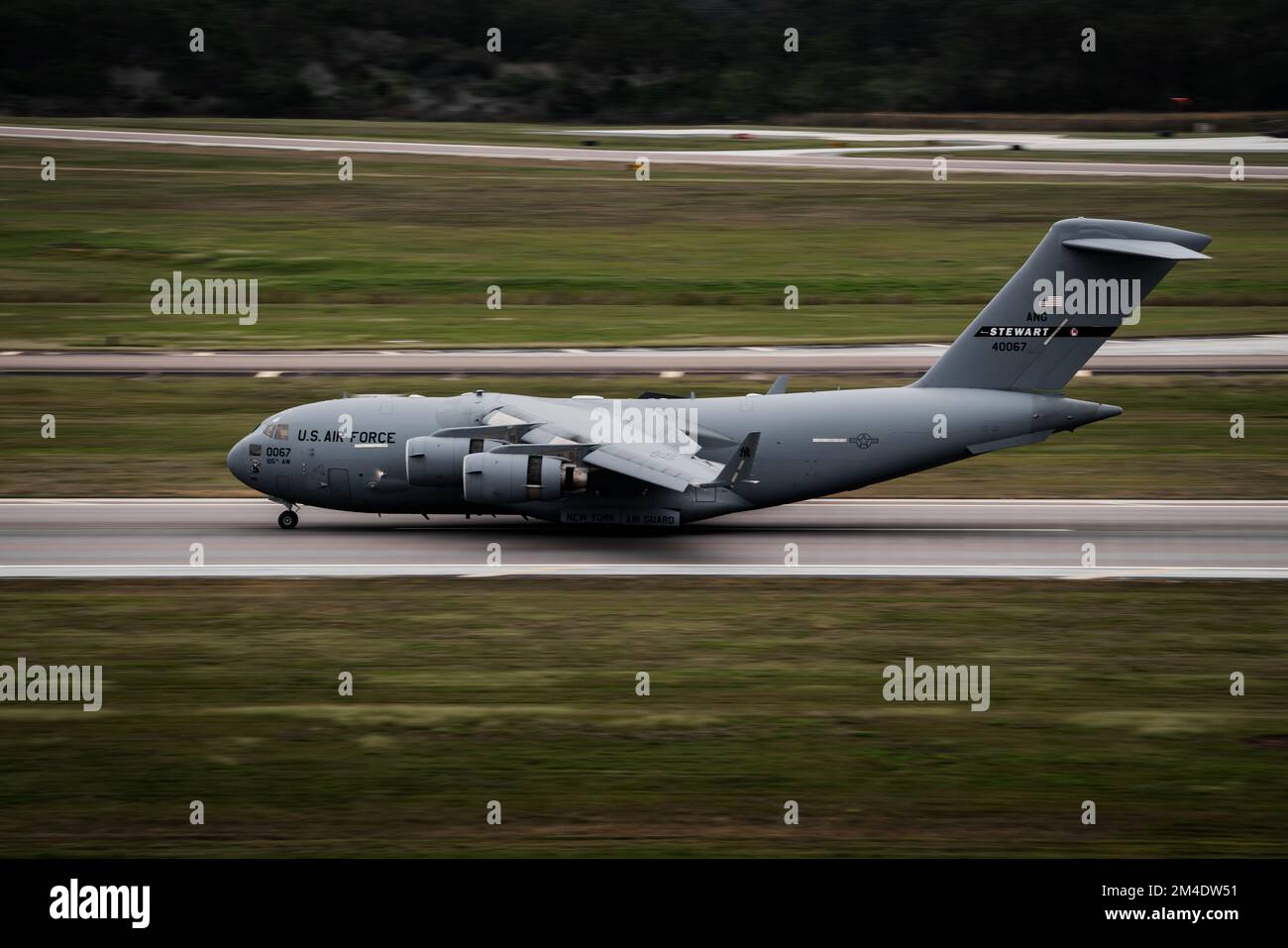 Ein C-17 Globemaster III-Flugzeug, das dem 105. Airlift Wing, Stewart Air National Guard Base, New York, zugewiesen wurde, bremst auf der Landebahn nach der Landung auf dem MacDill Air Force Base, Florida, 16. Dezember 2022 ab. Air Mobility Command nutzt die C-17 für die Fähigkeit, schnell Fracht zu transportieren und die weltweiten Anforderungen des Verteidigungsministeriums an die Luftmobilität zu erfüllen. (USA „Air Force Senior Airman Joshua Hastings“) Stockfoto