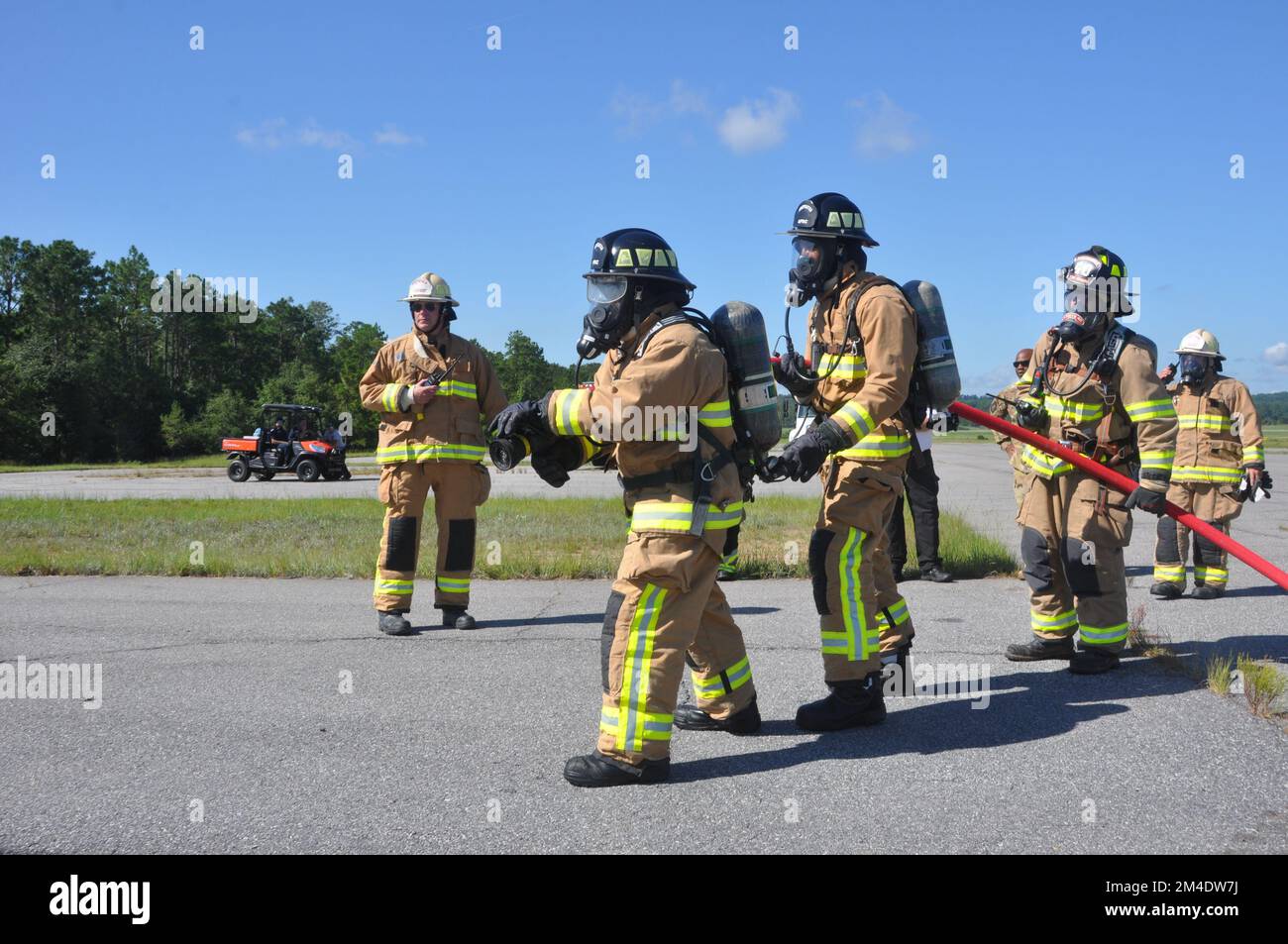 Die Feuerwehrleute der 908.. Bauingenieurschwadron des 908.. Luftwaffenflügels bereiten sich darauf vor, einen Brand zu löschen, während die Feuerwehrleute der Feuerwehr von Fort Benning bei einer Übung mit einem Feuerwehrtrainer für Hubschrauberflugzeuge am 4. August 2022 in Fort Benning Georgia zuschauen. Die 908. Feuerwehrmänner führten gemeinsam mit der Feuerwehr von Fort Benning ihre erste gemeinsame Interoperabilitätsschulung durch und setzten den Helikoptertrainer ein, um ihre Ausbildung zur Vorbereitung auf die 908 AW-Remission zur formellen Trainingseinheit der Air Force für den MH-139A Grey Wolf Hubschrauber zu beschleunigen. (USA Air Force p Stockfoto