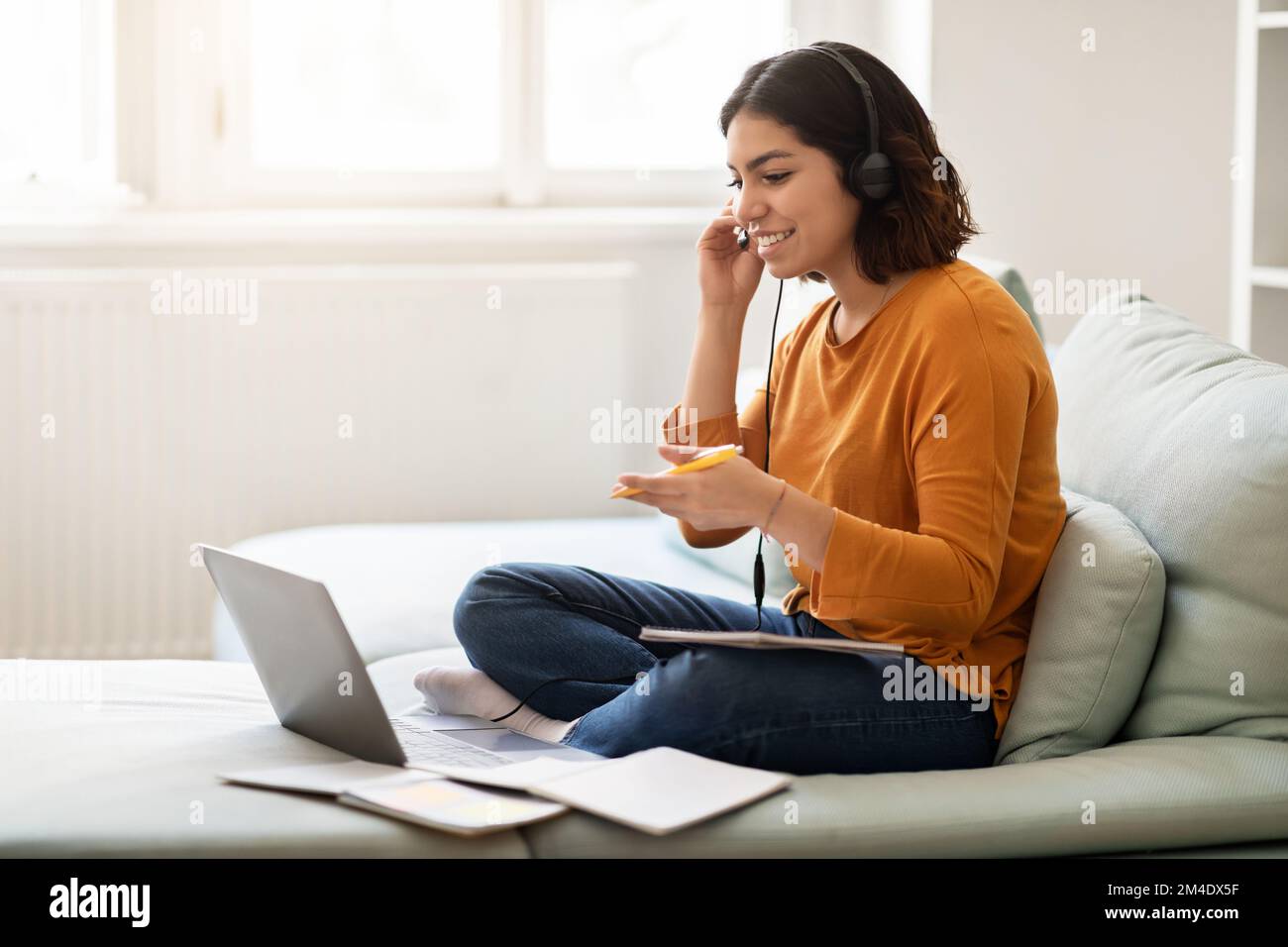 Online-Tutoring. Nahost-Lady Macht Videoanrufe Mit Laptop Zu Hause Stockfoto