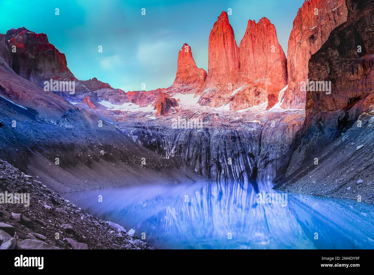 Torres Del Paine Granit bei Sonnenaufgang und Seenreflexion, chilenisches Patagonien Stockfoto