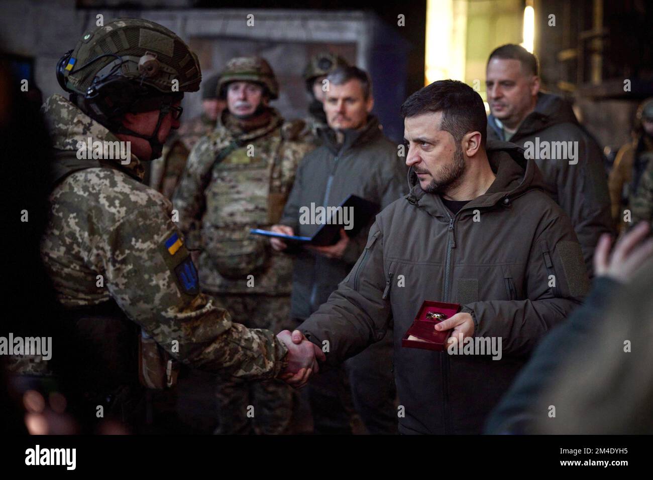 Bakhmut, Oblast Donezk, Ukraine. 20.. Dezember 2022. Der ukrainische Präsident WOLODYMYR ZELENSKY dankt den Soldaten, bevor er bei einem Besuch der Verteidigungslinien in Bakhmut den Truppen an der Front Medaillen für Heldentum überreichte. Zelensky traf sich Dienstag mit Truppen in der belagerten Oststadt Bakhmut. Die Stadt in der Ostukraine stand seit Monaten im Mittelpunkt der Kämpfe zwischen russischen und ukrainischen Streitkräften. (Bild: © ukrainischer Ratsvorsitz/ZUMA Press Wire) Stockfoto