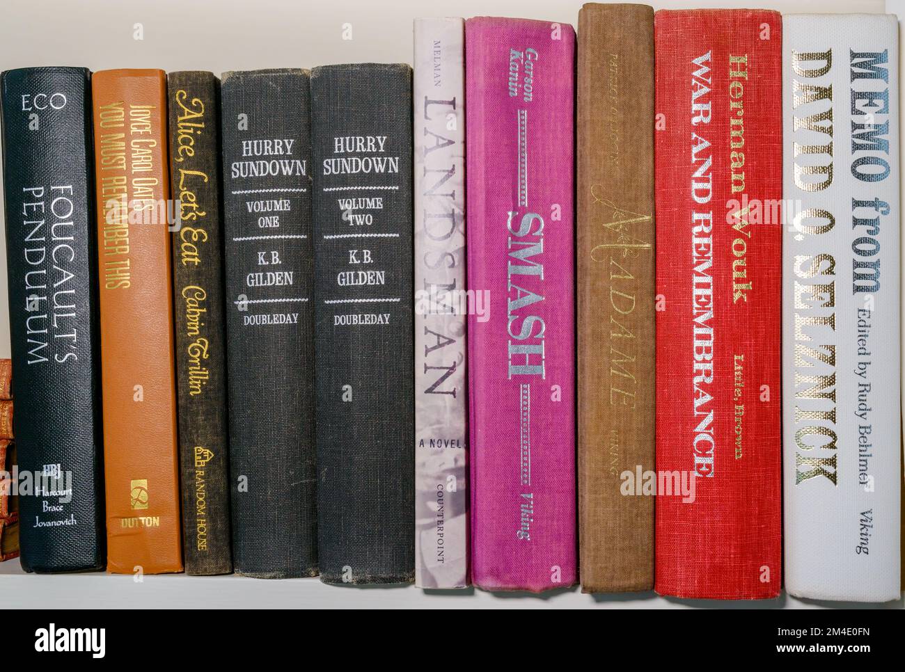NEW ORLEANS, LA, USA - 8. DEZEMBER 2022: Auswahl horizontal gestapelter Bücher des 20.. Jahrhunderts in einer persönlichen Bibliothek Stockfoto