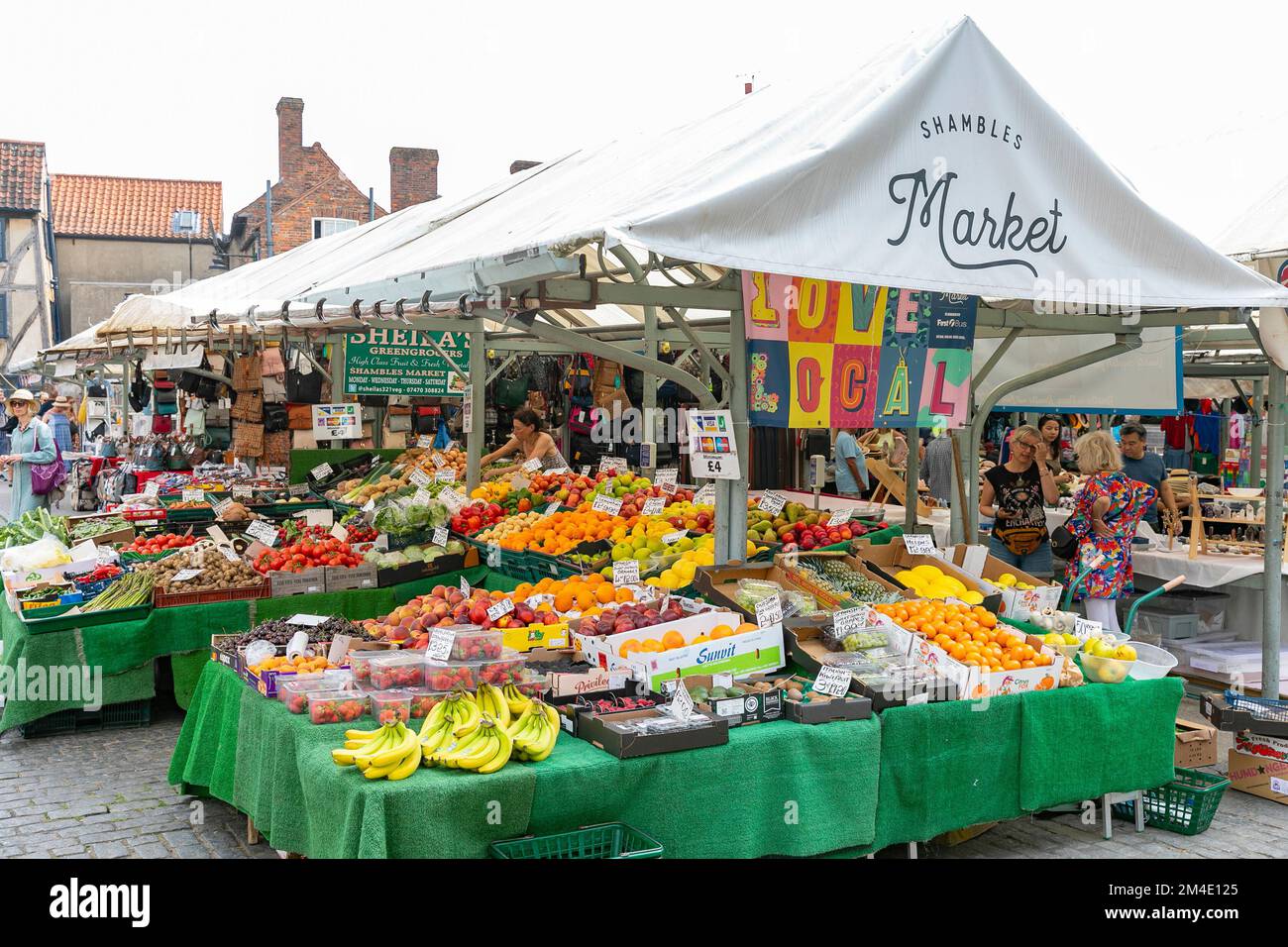 Der Shambles-Markt in York, grüner Supermarkt, der frisches Obst und Gemüse verkauft, Yorkshire, England, Großbritannien Stockfoto