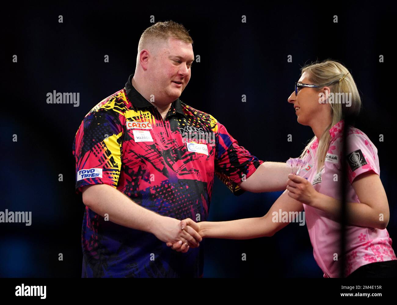 Der englische Ricky Evans feiert den Sieg über den englischen Fallon Sherrock während des sechsten Tages der Cazoo World Darts Championship im Alexandra Palace, London. Foto: Dienstag, 20. Dezember 2022. Stockfoto