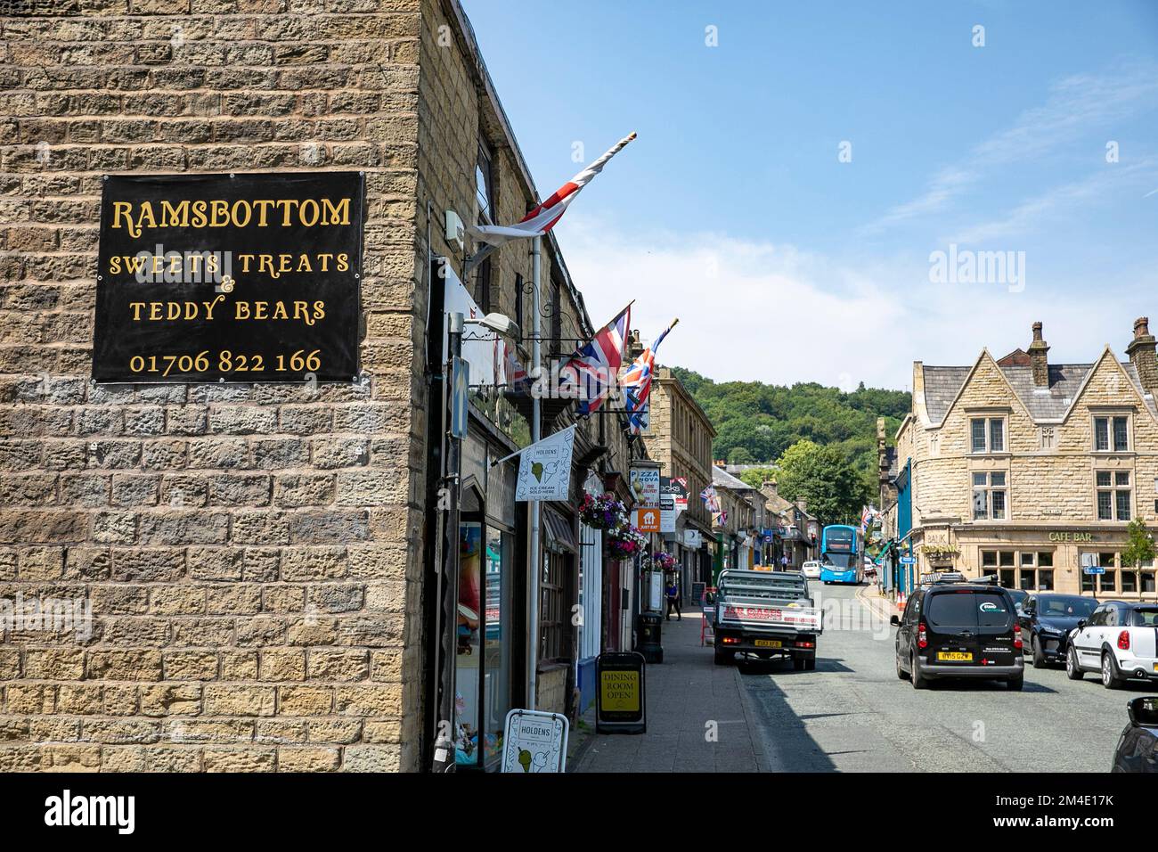 Ramsbottom, Lancashire im Sommer 2022, Geschäfte und Geschäfte auf der Bridge Street und Süßigkeiten und Leckereien Schild, England, Großbritannien, Sommer 2022 Stockfoto