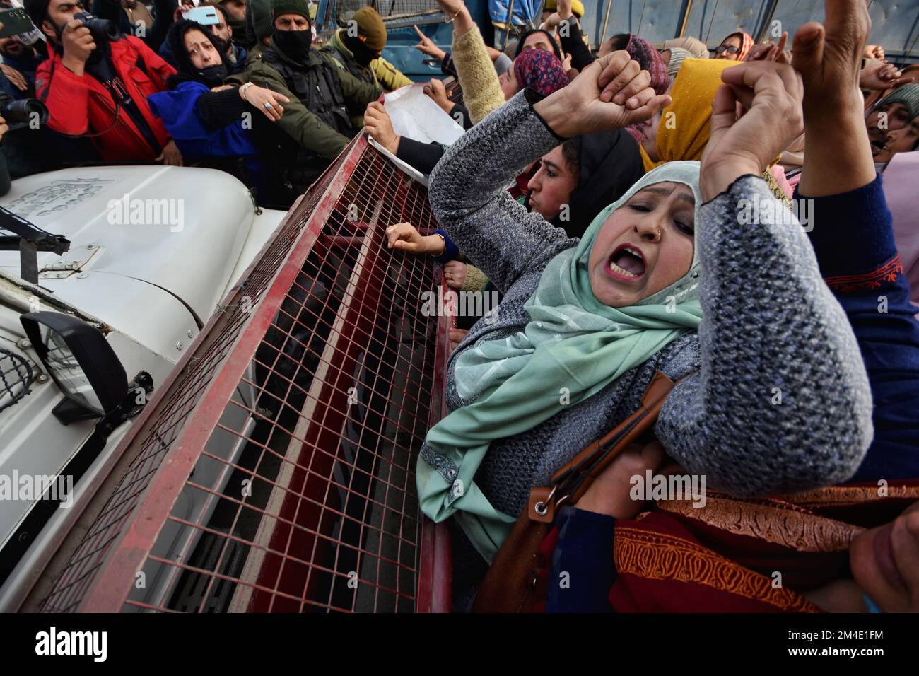 20. Dezember 2022, Srinagar, Jammu und Kaschmir, Indien: Eine Mitarbeiterin des Sozialministeriums, die im Rahmen des Anganwadi-Programms arbeitet, schreit während eines Protests Slogans. Dutzende Anganwadi-Arbeiter und -Helfer protestierten gegen die neu gebilligte Personalpolitik der Regierung. (Kreditbild: © Mubashir Hassan/Pacific Press via ZUMA Press Wire) Stockfoto