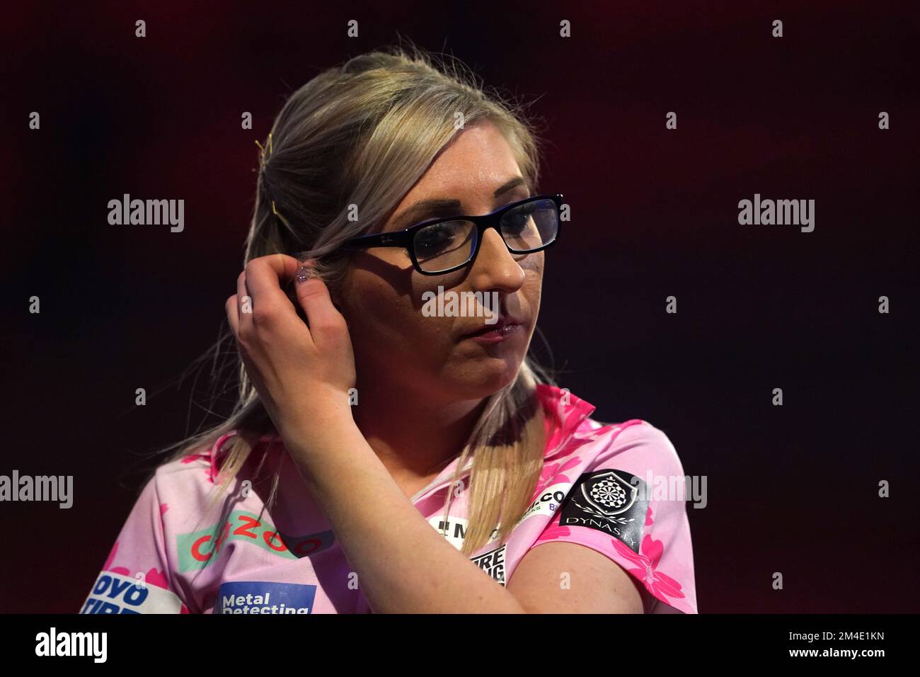 Englands Fallon Sherrock nach der Niederlage gegen Englands Ricky Evans während des sechsten Tages der Cazoo World Darts Championship im Alexandra Palace, London. Foto: Dienstag, 20. Dezember 2022. Stockfoto