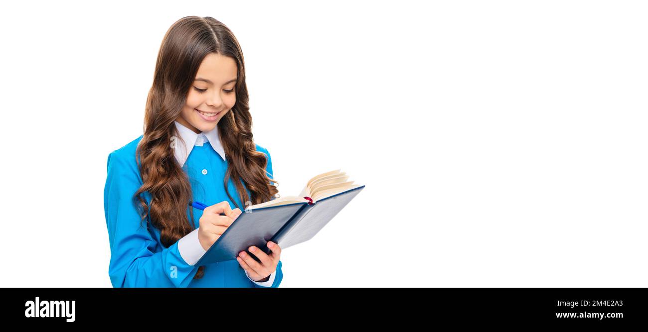 Ein glückliches Kind schreibt im Schulübungsbuch, schreibt Hausaufgaben, lernt. Porträt einer Schülerin, Studio-Banner-Kopfzeile. Schule Stockfoto