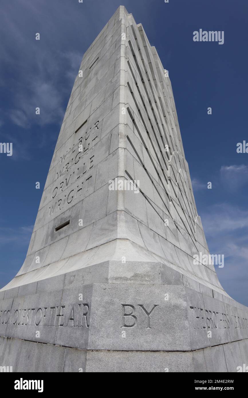 Eine vertikale Aufnahme des Denkmals der Gebrüder Wright in Kitty Hawk, North Carolina. Stockfoto