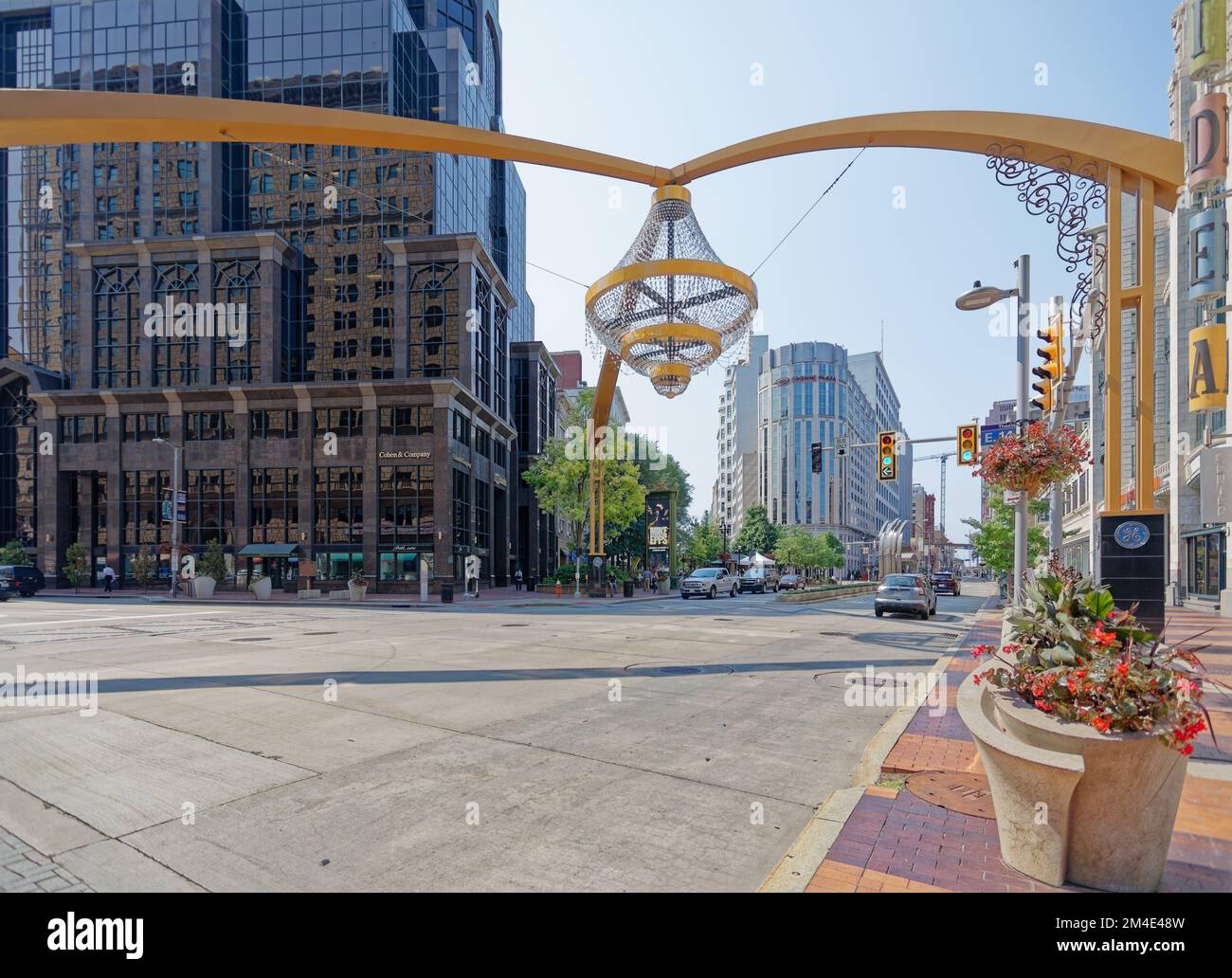 Der 20 m hohe GE-Kronleuchter am Playhouse Square hängt an einem 44 m hohen Bogen. Sie enthält 4.200 Acrylharzkristalle, die von 68 GE-LEDs beleuchtet werden. Stockfoto