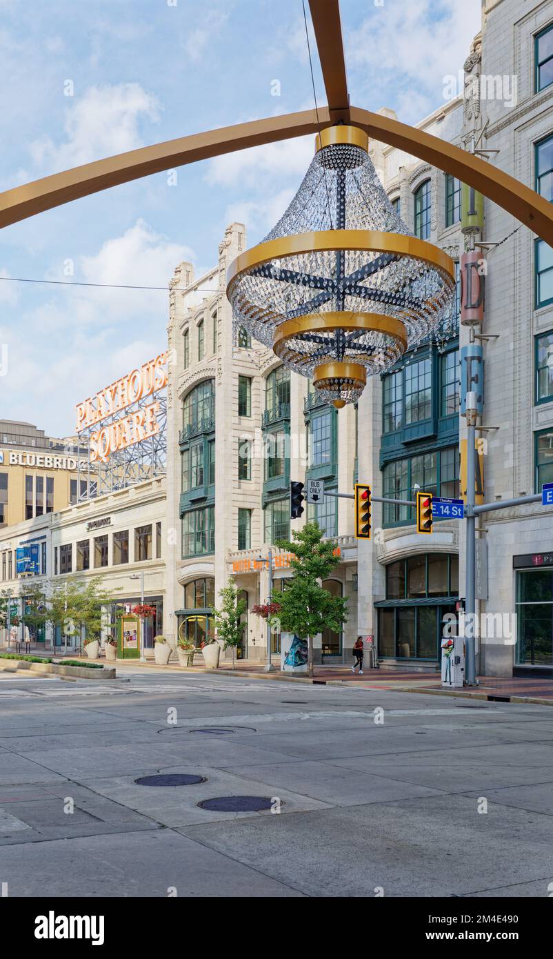 Der 20 m hohe GE-Kronleuchter am Playhouse Square hängt an einem 44 m hohen Bogen. Sie enthält 4.200 Acrylharzkristalle, die von 68 GE-LEDs beleuchtet werden. Stockfoto