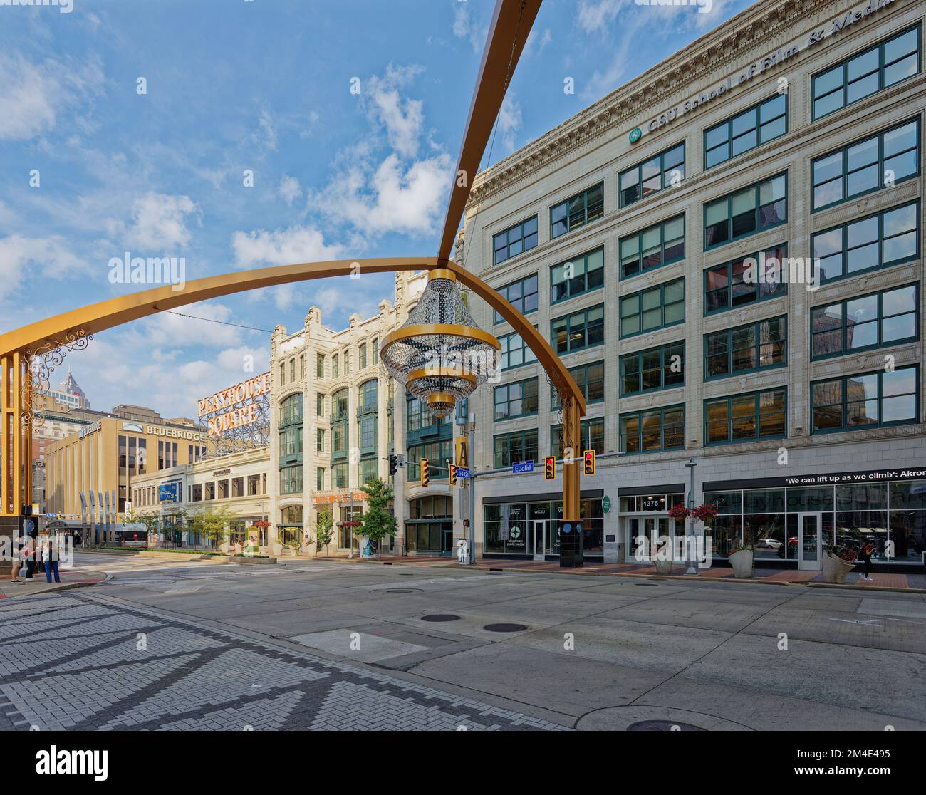 Der 20 m hohe GE-Kronleuchter am Playhouse Square hängt an einem 44 m hohen Bogen. Sie enthält 4.200 Acrylharzkristalle, die von 68 GE-LEDs beleuchtet werden. Stockfoto
