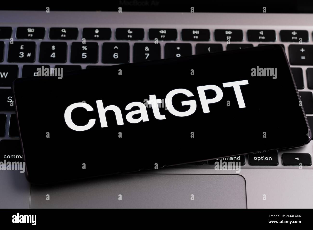 ChatGPT-Logo auf Smartphone auf Laptop-Tastatur. AI-Chatbot von OpenAI. Stafford, Großbritannien, 20. Dezember 2022. Stockfoto