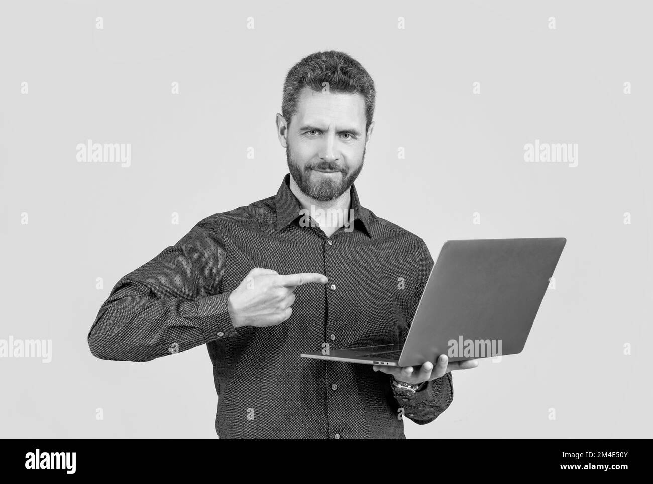 Technologie, der Sie vertrauen können. Computeringenieur zeigen mit dem Finger auf den Laptop. Notebook-Computer Stockfoto