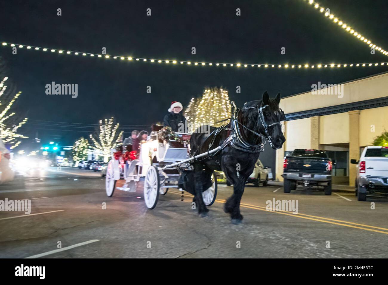 Prattville, Alabama, USA – 13. Dezember 2022: Kutschfahrten im historischen Stadtzentrum von Prattville, während die Besucher das Weihnachtsfest an der Main Street genießen. Stockfoto