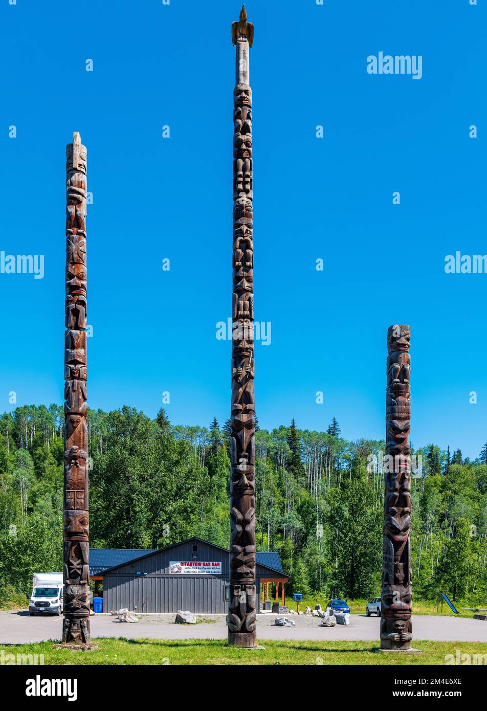 Handgeschnitzte Zedernstangen; Gitanyow - Kitwancool Historic Village & Interpretive Center; Gitanyow; British Columbia; Kanada Stockfoto