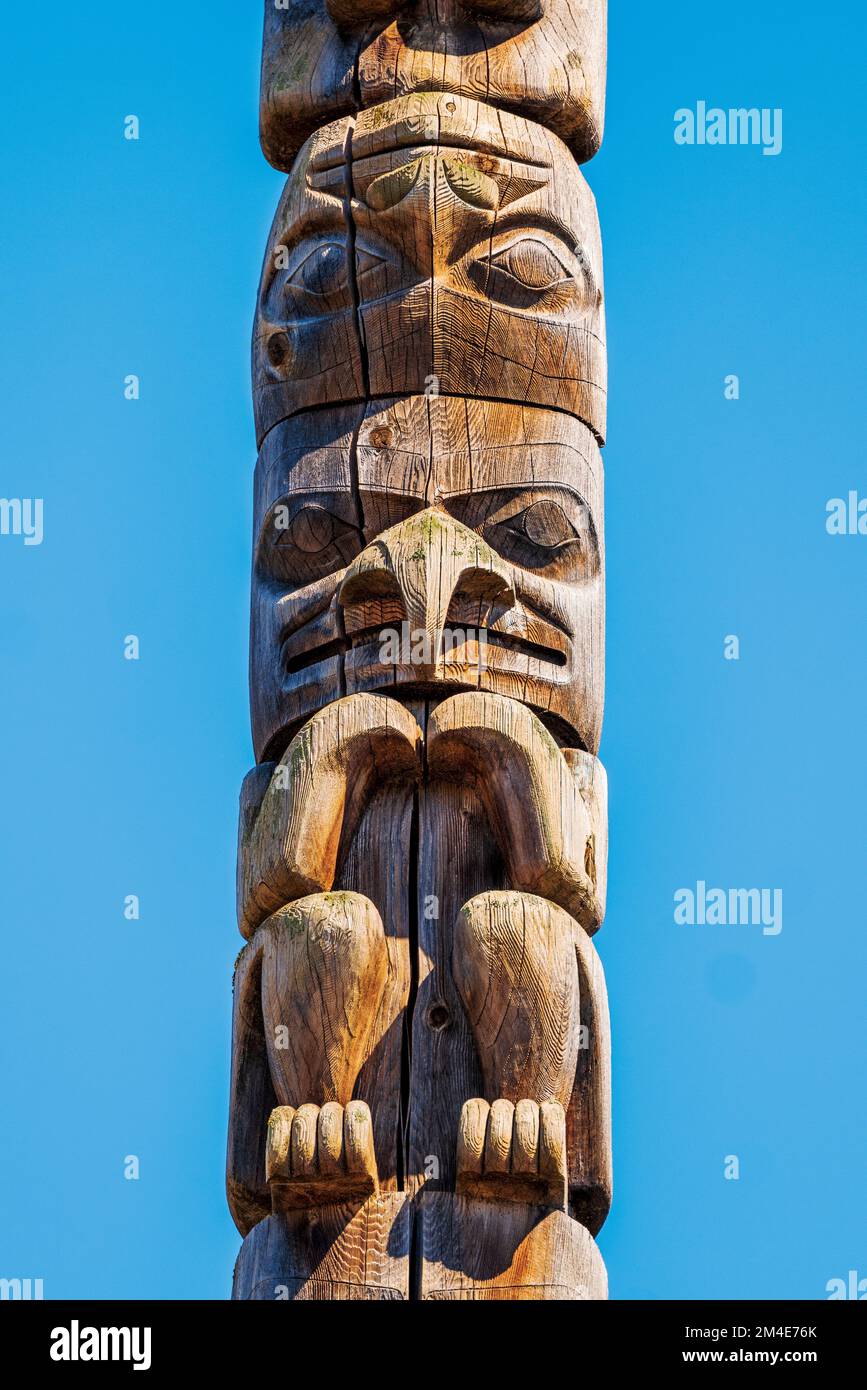 Handgeschnitzte Zedernstangen; Gitanyow - Kitwancool Historic Village & Interpretive Center; Gitanyow; British Columbia; Kanada Stockfoto