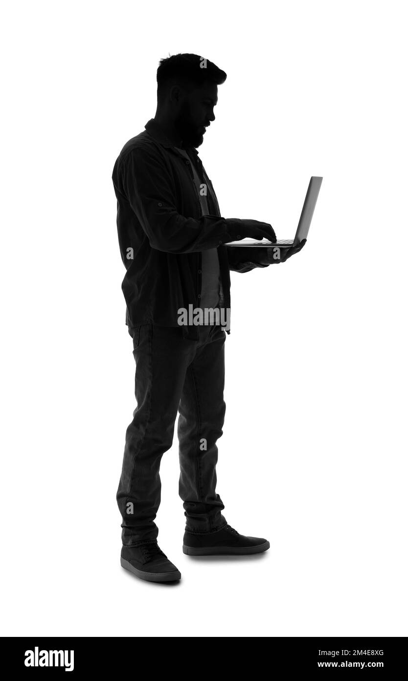 Silhouette eines jungen Mannes, der ein Notebook auf weißem Hintergrund benutzt Stockfoto