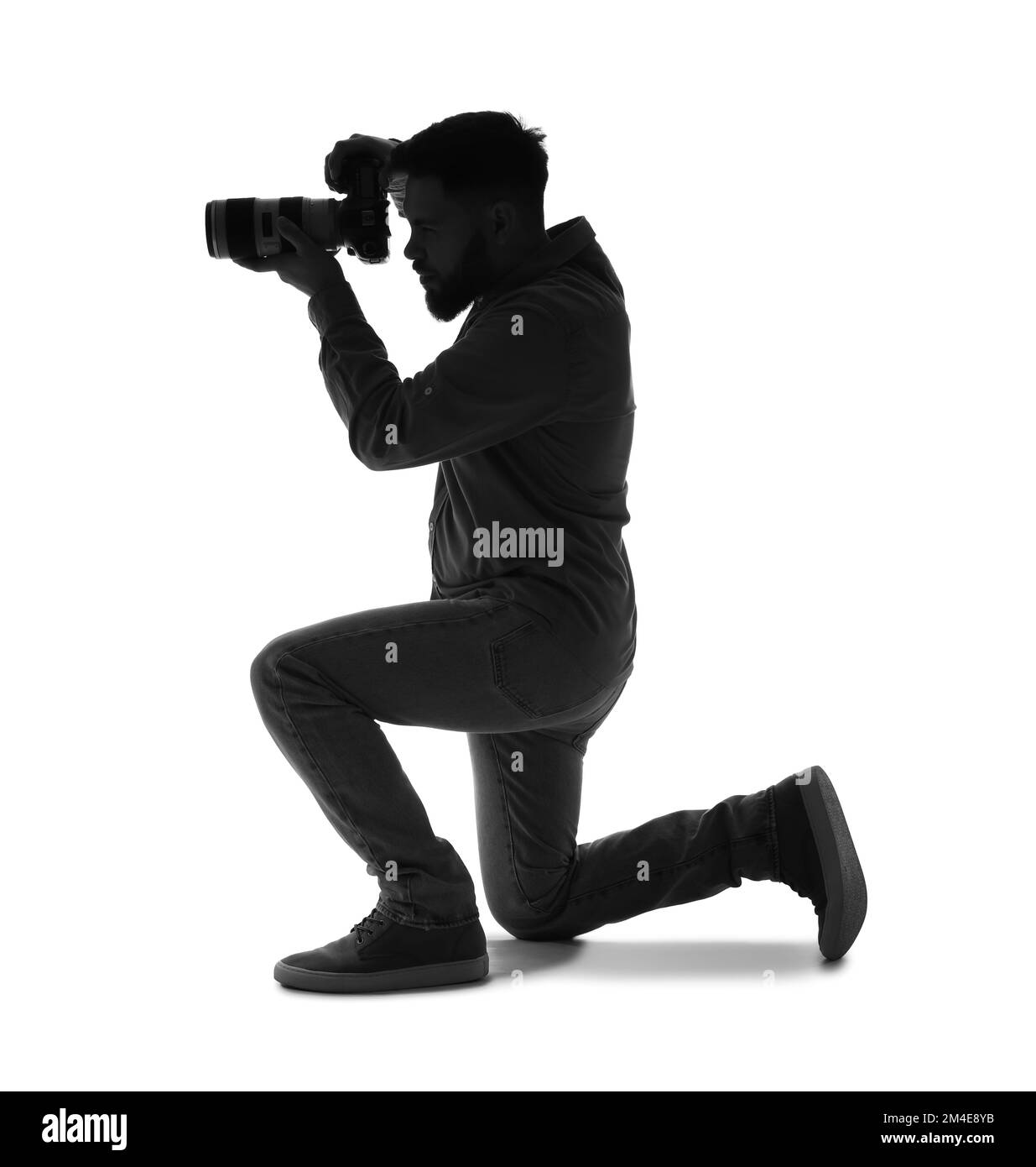 Silhouette eines männlichen Fotografen mit Kamera auf weißem Hintergrund Stockfoto