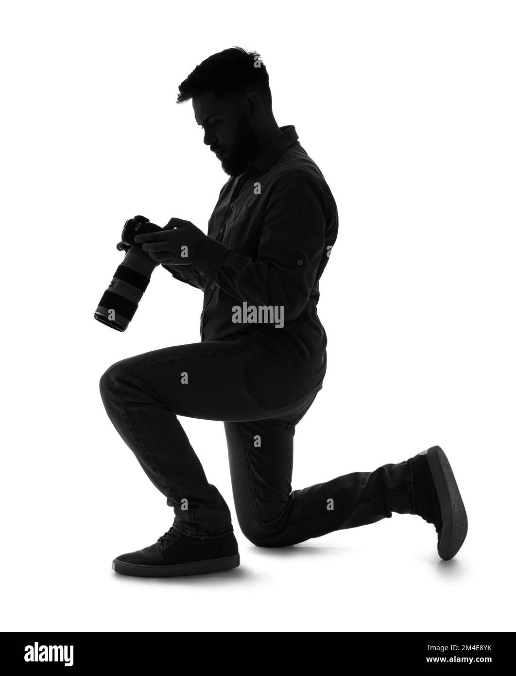 Silhouette eines männlichen Fotografen mit Kamera auf weißem Hintergrund Stockfoto
