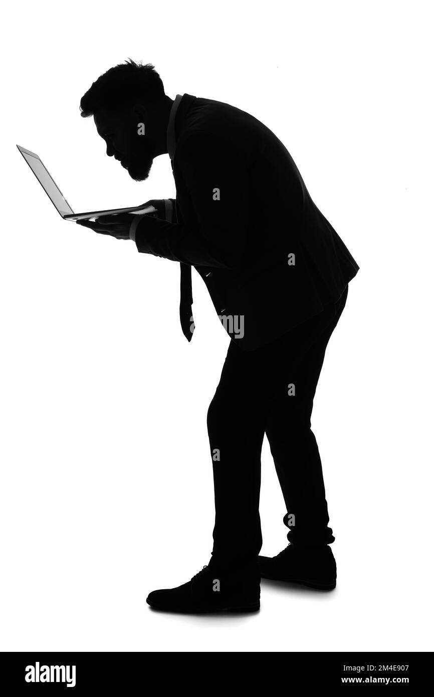 Silhouette eines Geschäftsmannes, der ein Notebook auf weißem Hintergrund benutzt Stockfoto