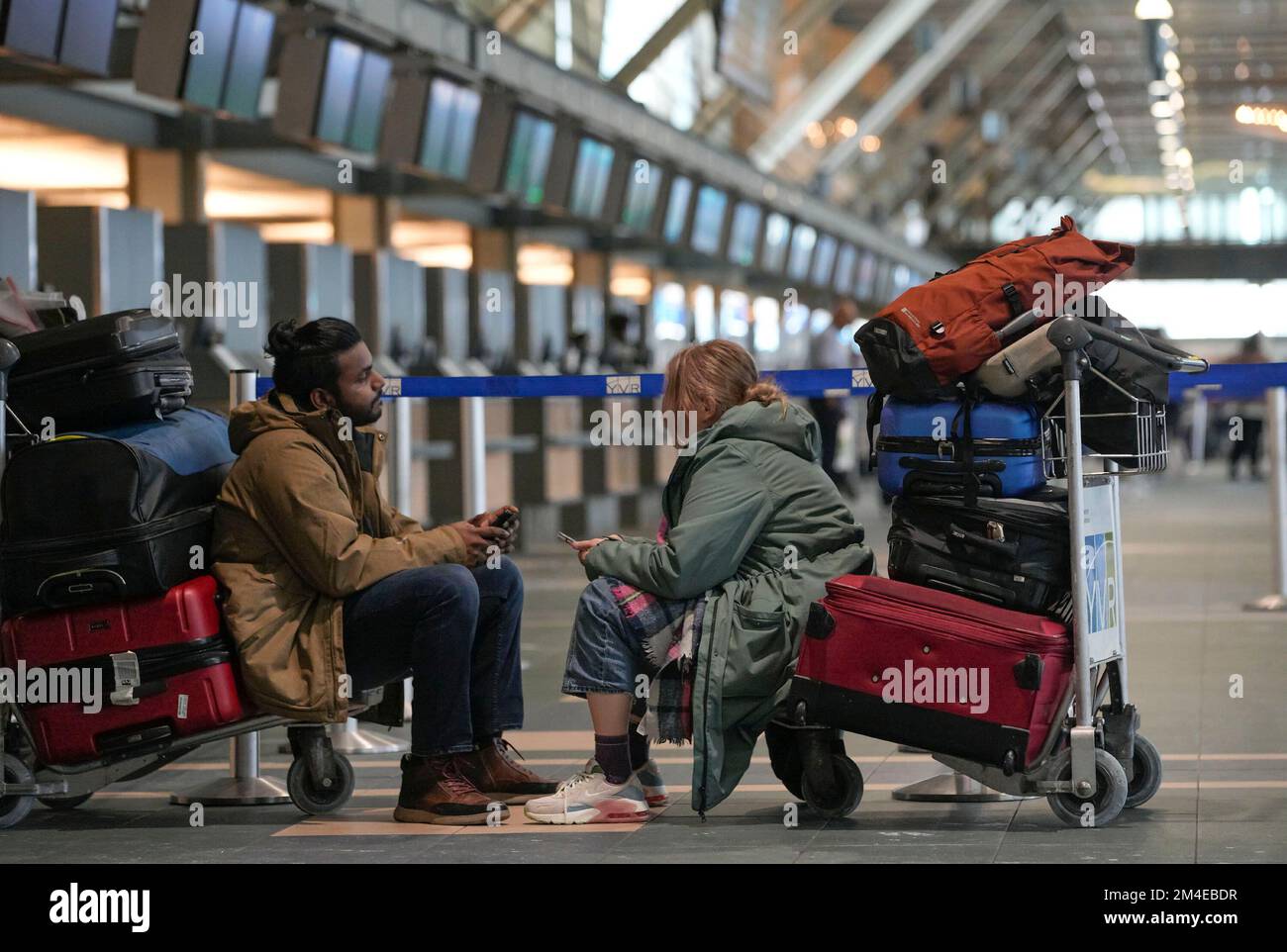 Richmond, Kanada. 20.. Dezember 2022. Am Vancouver International Airport in Richmond, British Columbia, Kanada, sitzen am 20. Dezember 2022 Straßenbahnen. Tausende von Reisenden saßen am Dienstag am Vancouver International Airport fest, da viele Flüge aufgrund des Schneesturms gestrichen oder verspätet wurden. Kredit: Liang Sen/Xinhua/Alamy Live News Stockfoto
