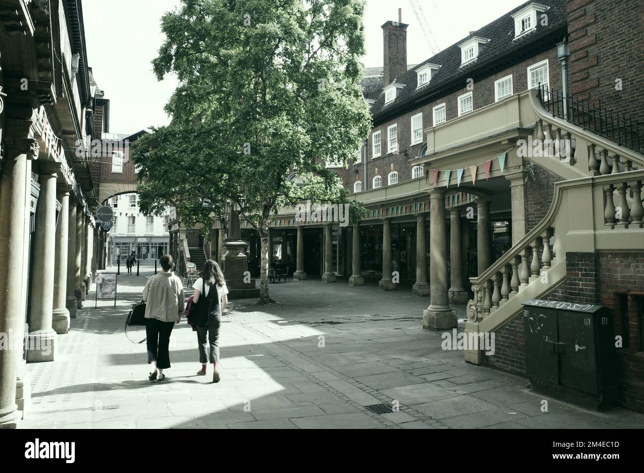 Rückansicht von zwei Kauffrauen auf der Sussex Street in Cambridge, Großbritannien Stockfoto