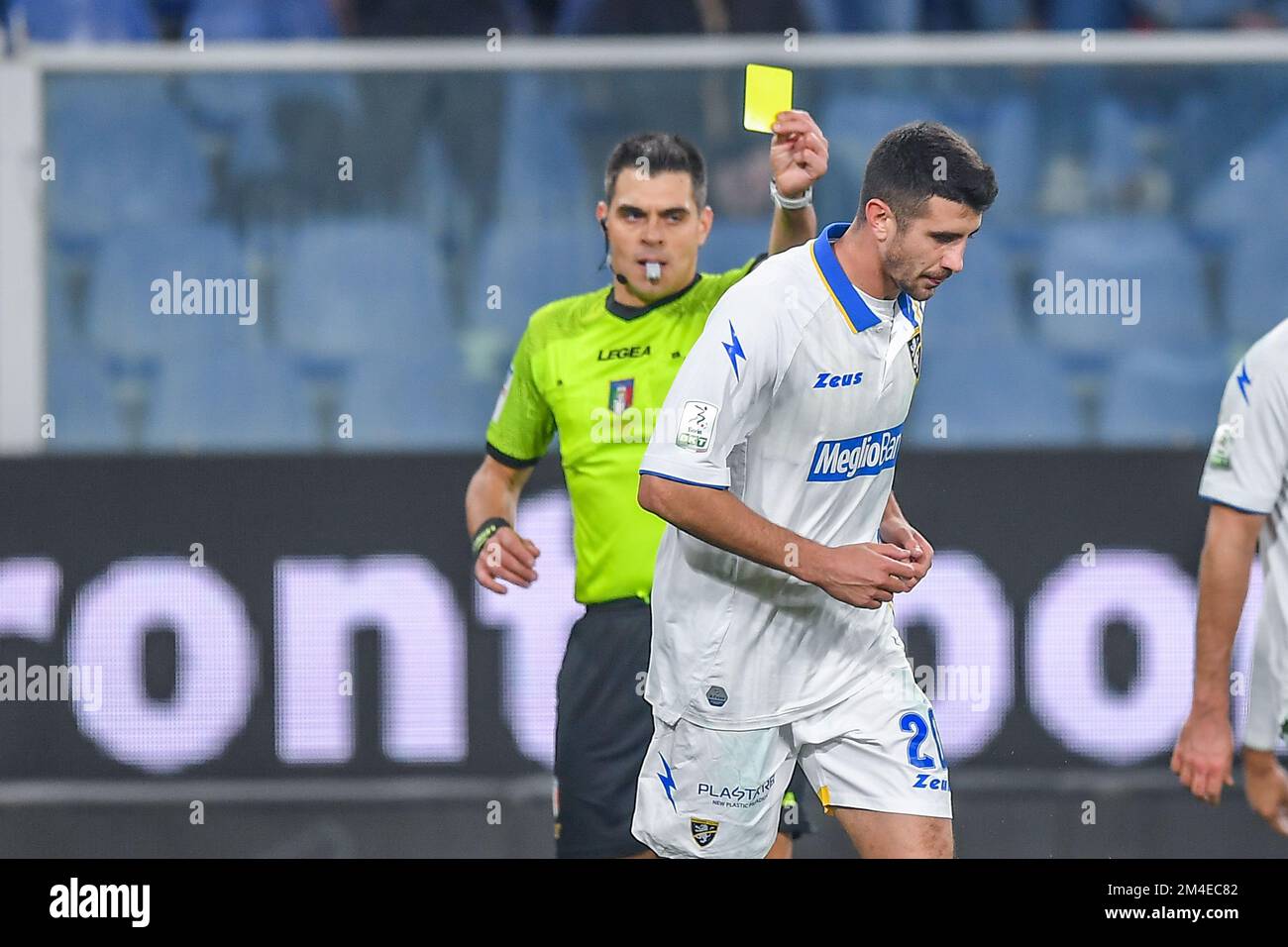 Luigi Ferraris Stadium, Genua, Italien, 18. Dezember 2022, Der Schiedsrichter des Spiels Simone Sozza an Seregno
 Gelbe Karte für Luca Ravanelli (Frosino Stockfoto