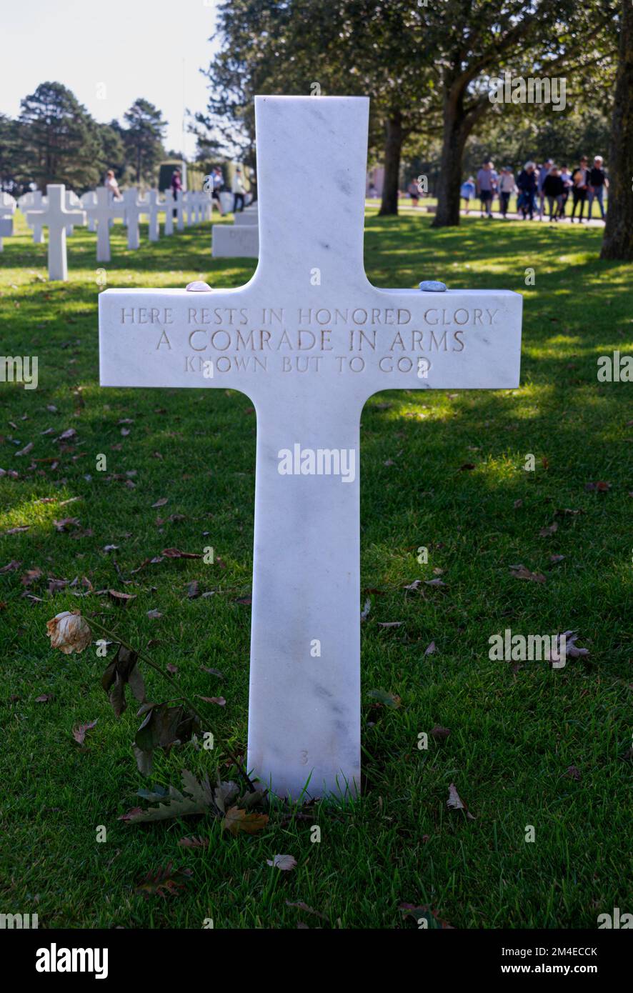 Hier ruht in Ehrfurcht ein Kamerad in Waffen, der als Grabstein des Grabsteins bekannt ist, der Militärfriedhof der Normandie Stockfoto