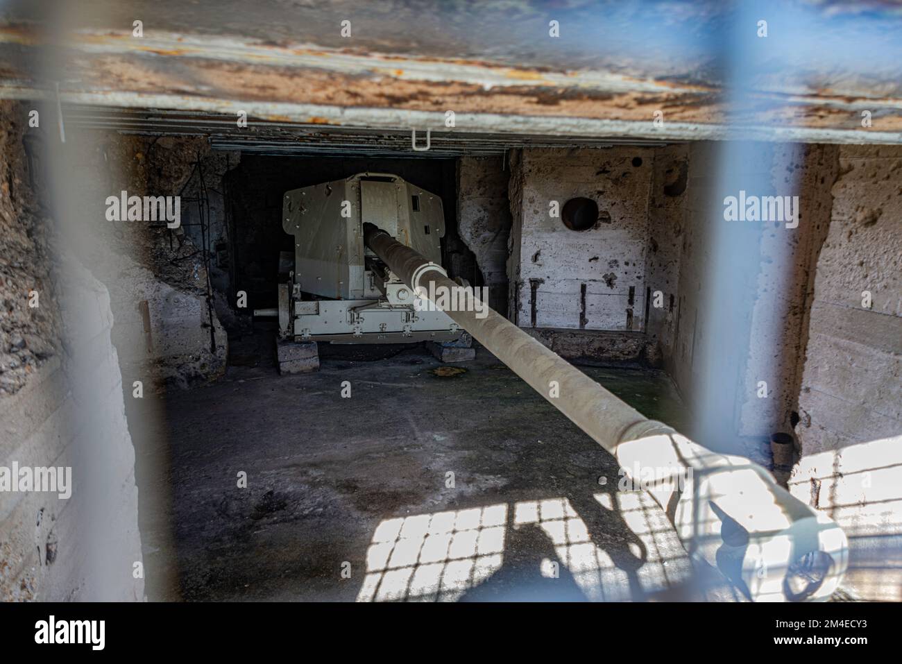 Waffenplatzierung im Bunker und unter dem Denkmal in Viervill-sur-Mer, Frankreich Stockfoto