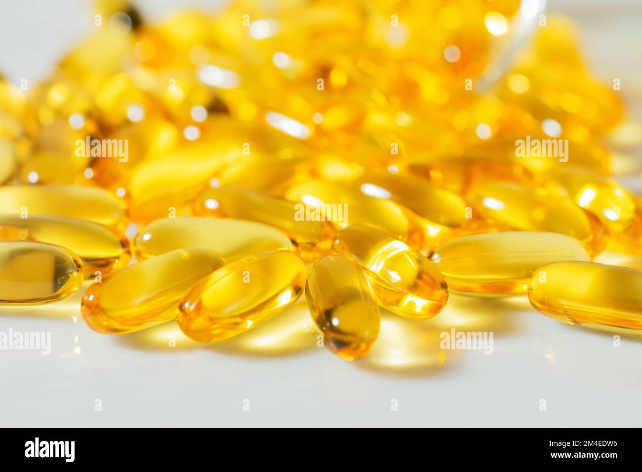 Omega-3 Fischöl Kapseln in einer Glasflasche auf weißem Marmorhintergrund gesunde Ernährung, medizinisches Nahrungsergänzungsmittel, Vitamine D, Nahaufnahme Stockfoto