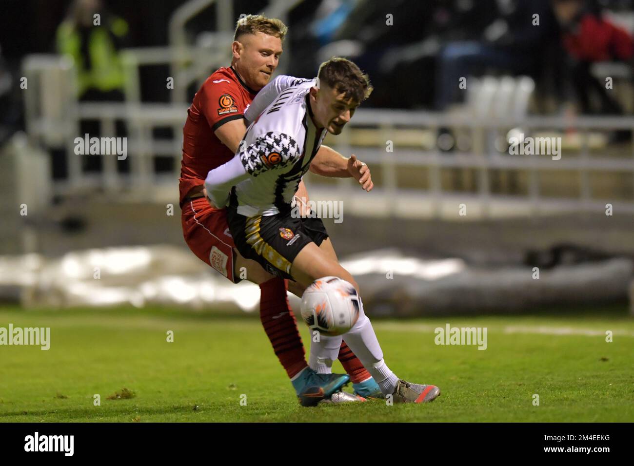 Tom Allan von Spennymoor Town und Kallum Griffiths von Darlington Town kämpfen am Dienstag, den 20.. Dezember 2022, beim Isuzu FA Trophy Match zwischen Spennymoor Town und Darlington auf dem Brewery Field in Spennymoor um den Ball. (Kredit: Scott Llewellyn | MI News) Kredit: MI News & Sport /Alamy Live News Stockfoto